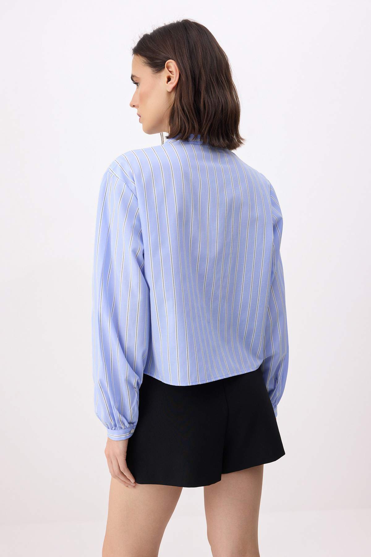 Trendyolmilla  Mavi Çizgili Bağlamalı Rahat Kesim Gömlek TWOSS26GO00059 - Görsel 4