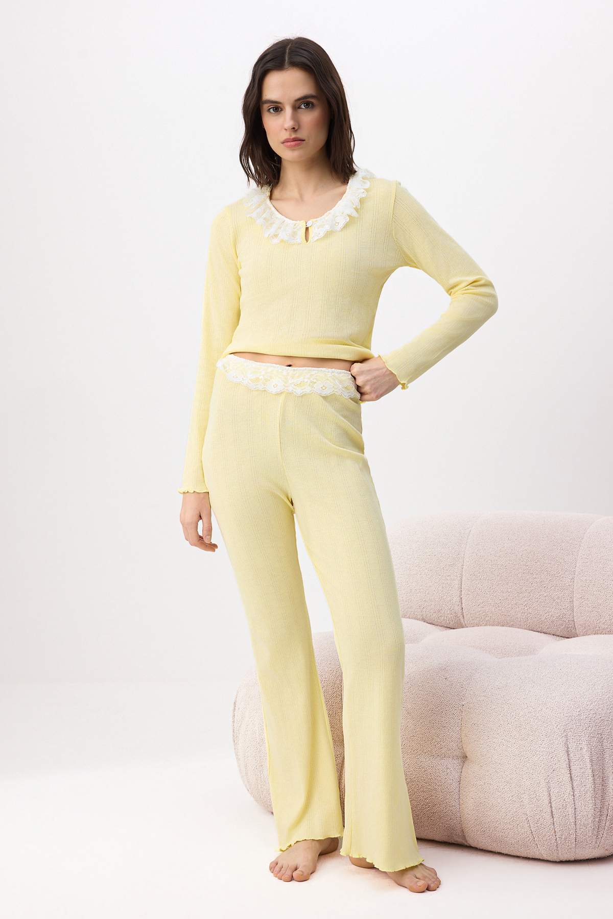 Trendyolmilla Sarı %100 Pamuklu Dantel Detaylı Fitilli/Pointel Örme Pijama Takımı THMSS26PT00016