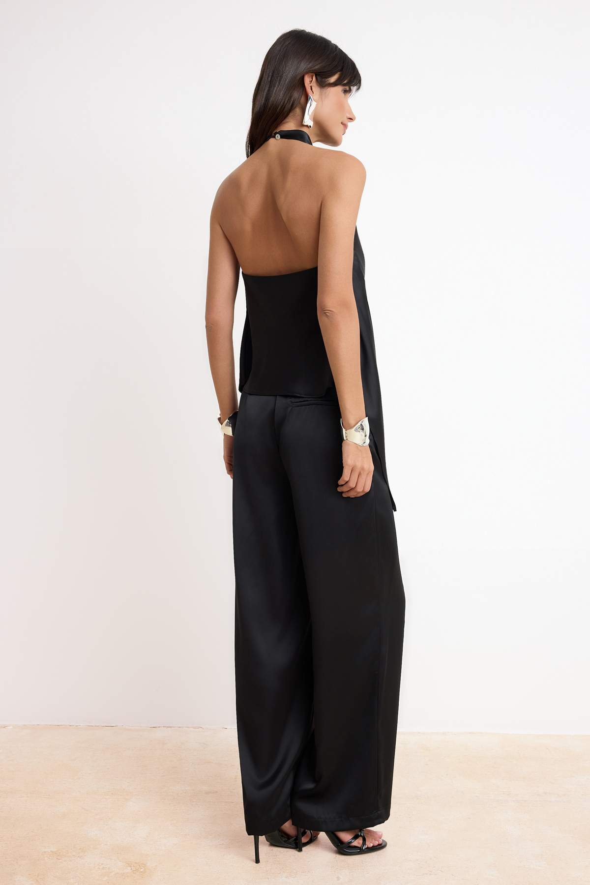 Trendyolmilla  Siyah Düz Degaje Yaka Kolsuz Dokuma Saten Party Alt - Üst Takım TPRAW26AU00005 - Görsel 4