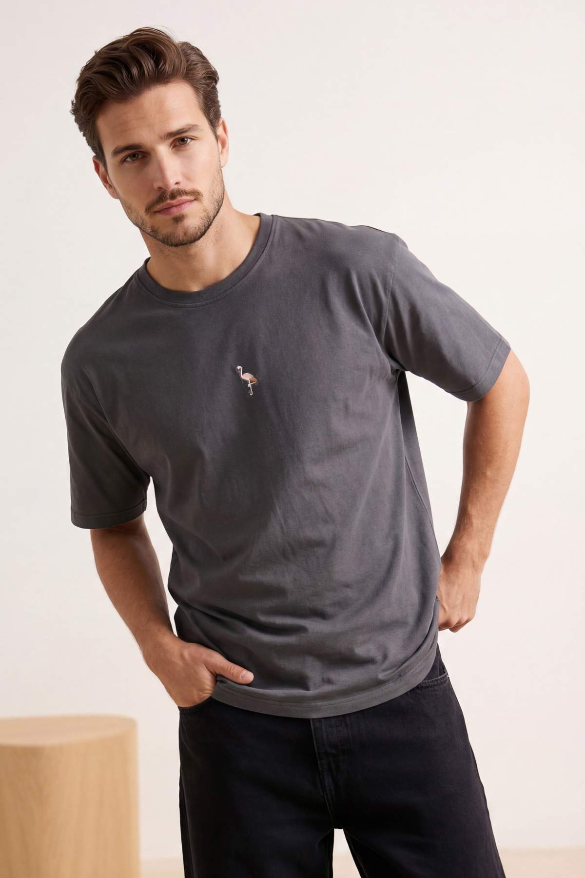 Trendyolmilla Man Antrasit Oversize/Geniş Kesim Flamingo Nakışlı %100 Pamuklu T-Shirt TMNSS23TS00243