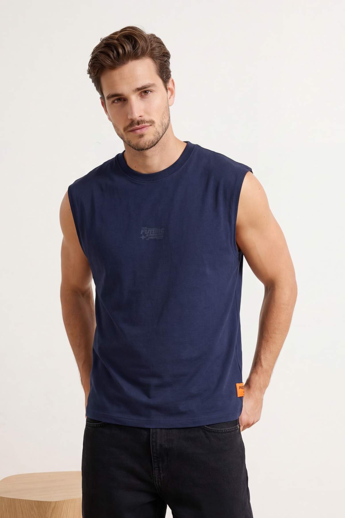 Trendyolmilla Man Lacivert Oversize/Geniş Kesim Kabarık Yazı Baskılı Etiketli Sıfır Kol T-Shirt/Atlet TMNSS24AL00005