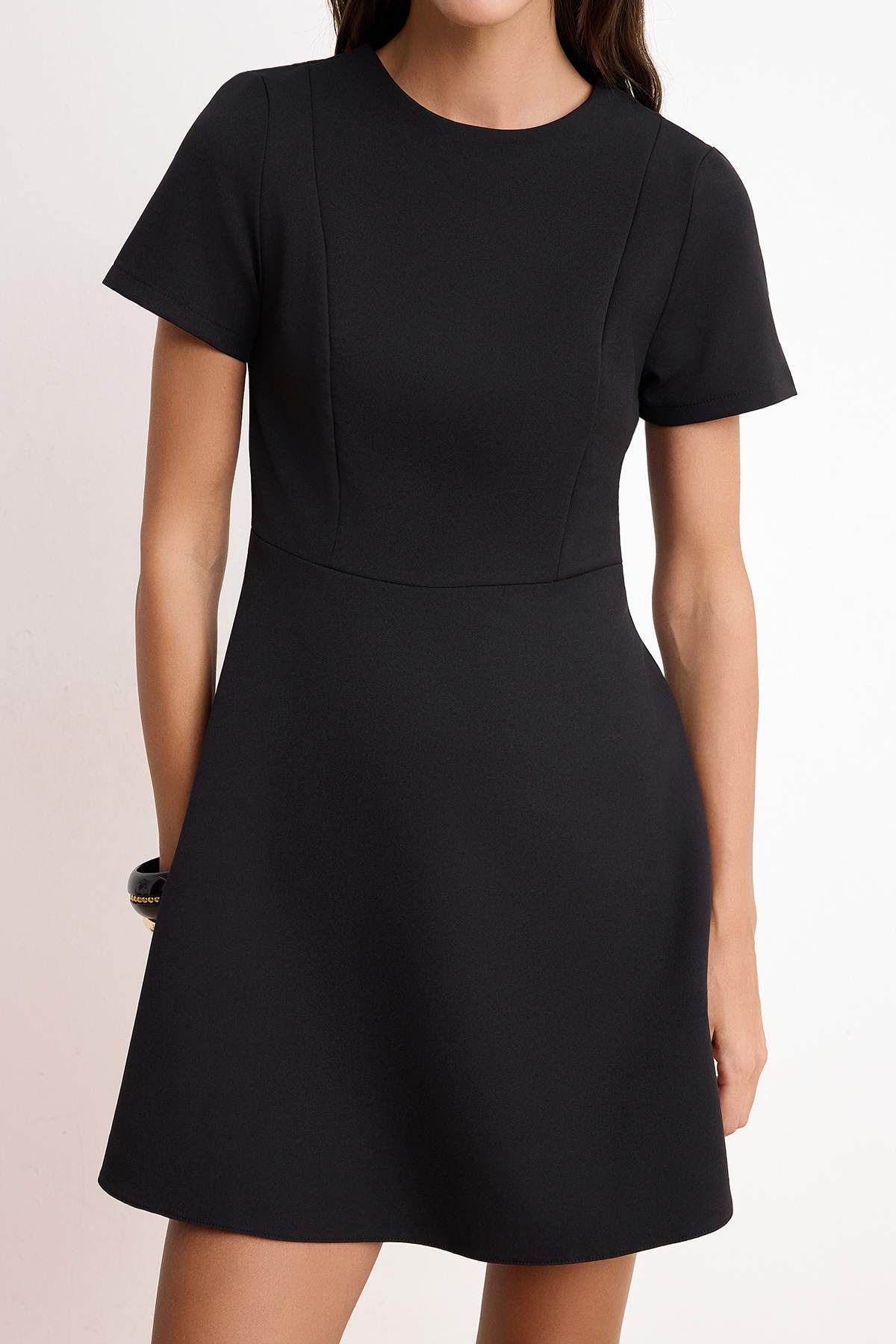 Trendyolmilla  Siyah Eteği Belden Açılan Kısa Kol Mini Esnek Dokuma Elbise TWOSS26EL00307 - Görsel 3