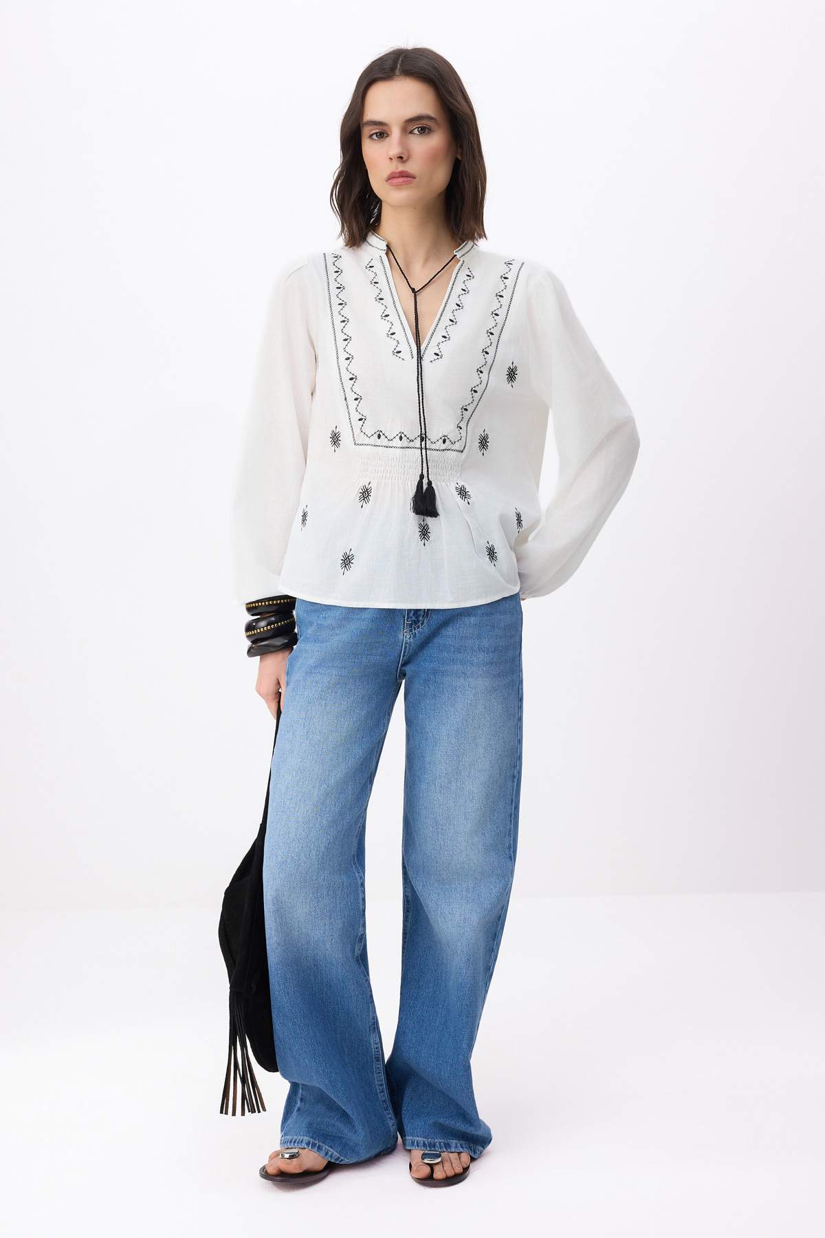 Trendyolmilla Beyaz Nakışlı Uzun Kollu Dokuma Bluz TWOSS26BZ00540