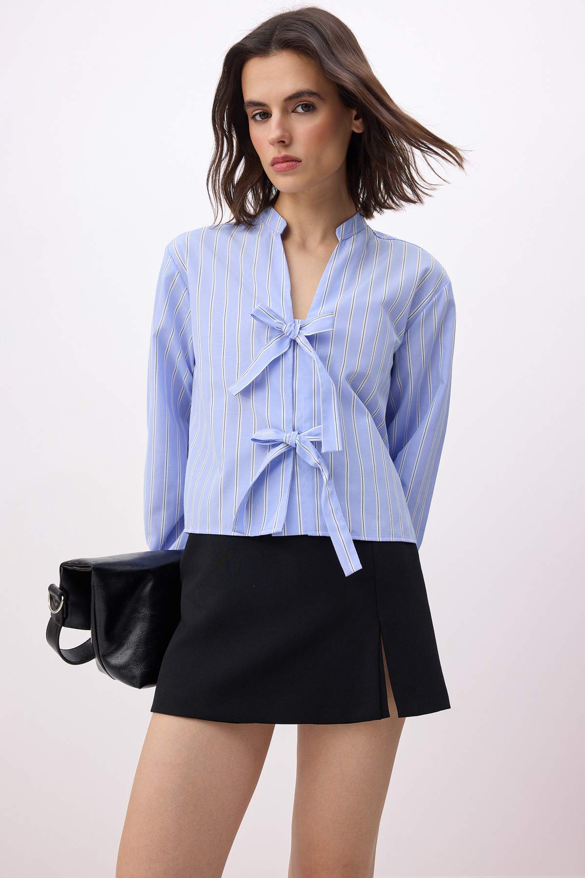 Trendyolmilla  Mavi Çizgili Bağlamalı Rahat Kesim Gömlek TWOSS26GO00059 - Görsel 2