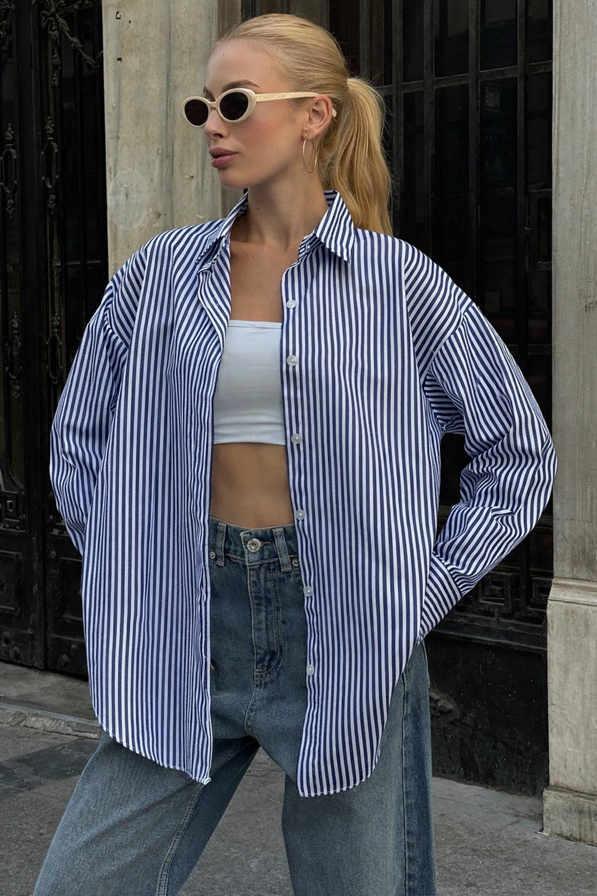 Trend Alaçatı Stili  Kadın Lacivert Oval Kesim Çizgili Overisze Gömlek Vs00729 - Görsel 6