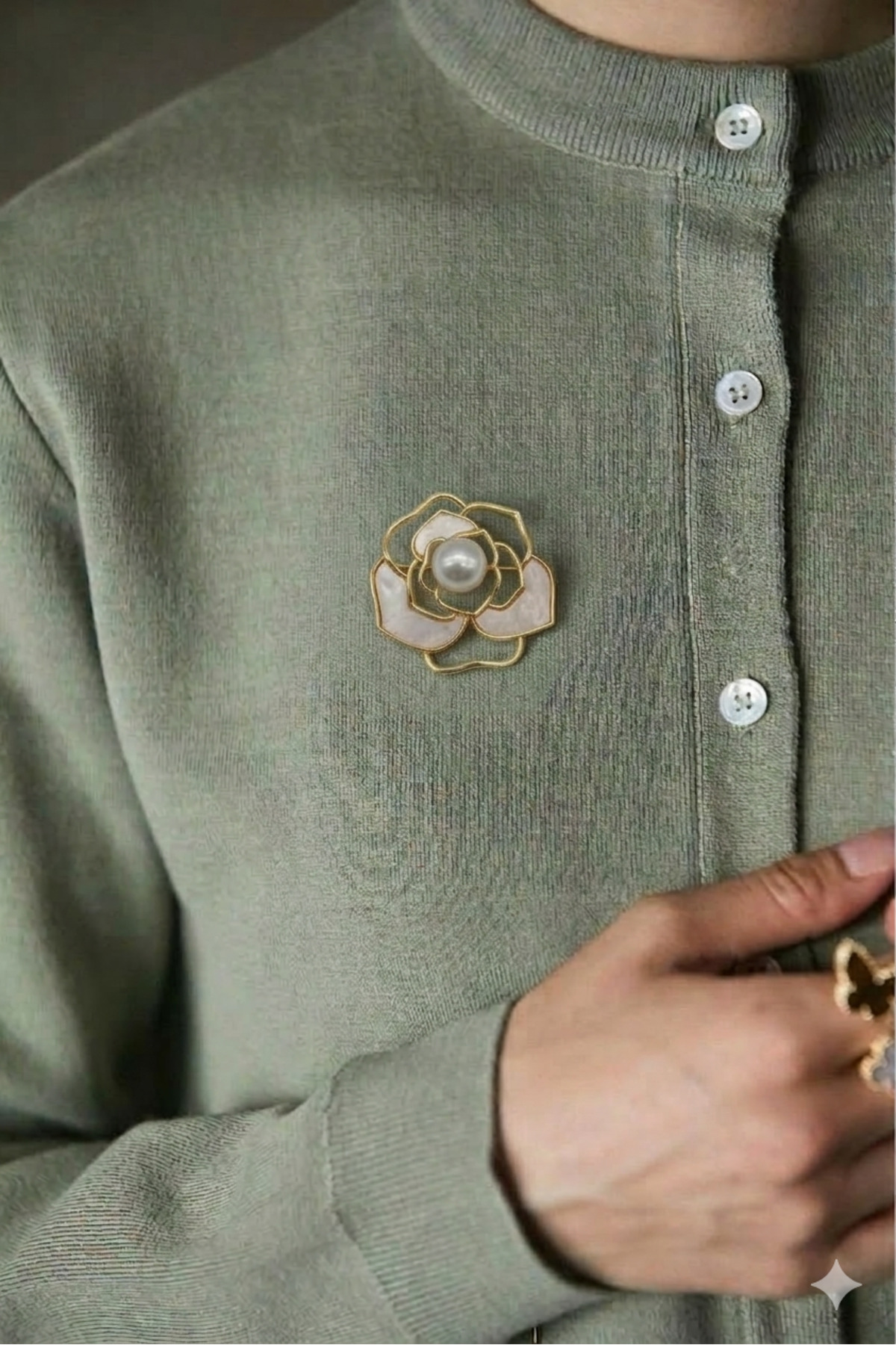 Pearl Detailed Gold Brooch with White Flower Figure – Elegant & Stylish Design