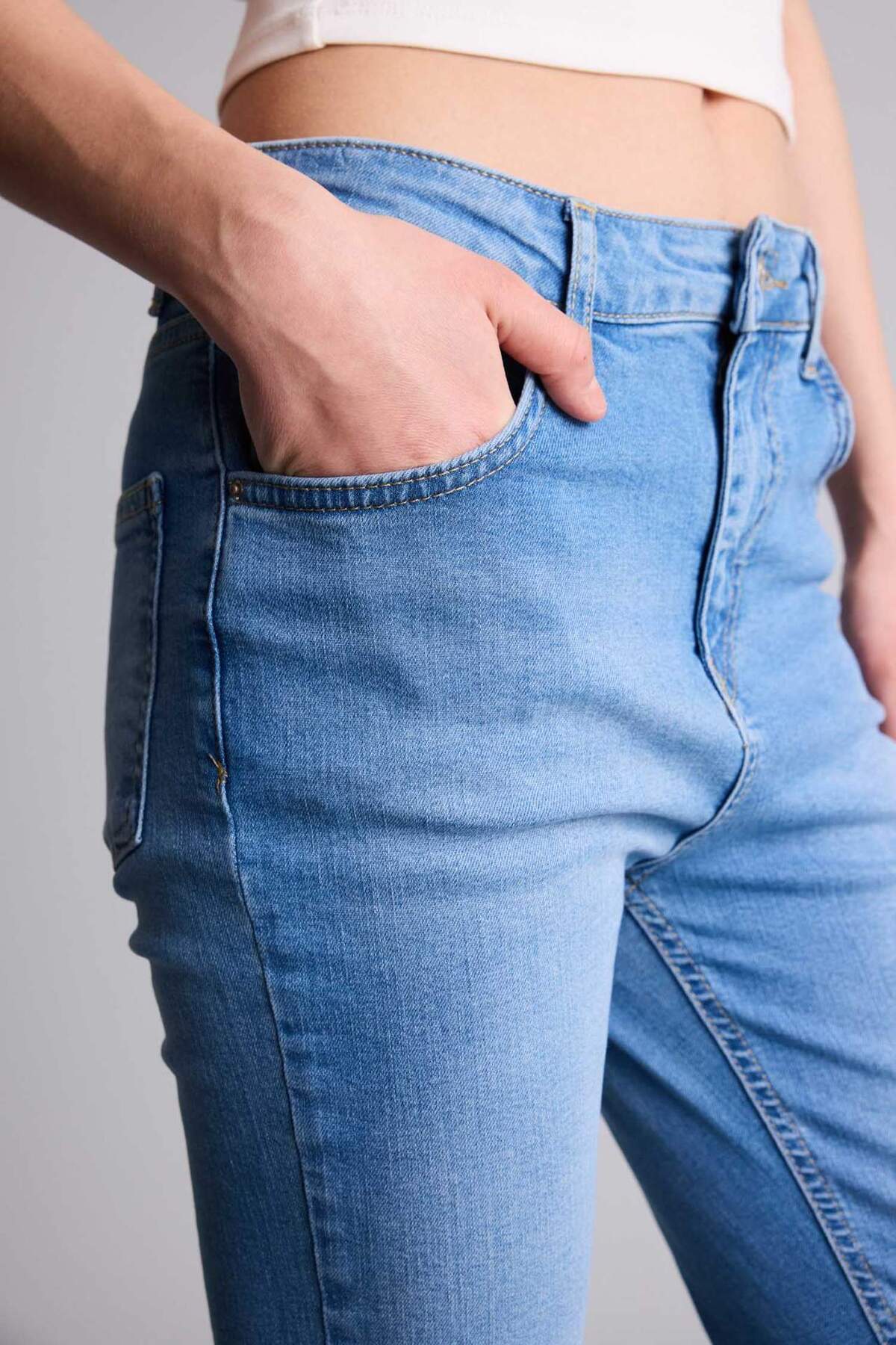 DeFacto %100 Pamuk Crop Flare Fıt Yüksek Bel Kısa Paça Bilek Boy Jean Yıkamalı Pantolon H1665AX26SM görsel 4