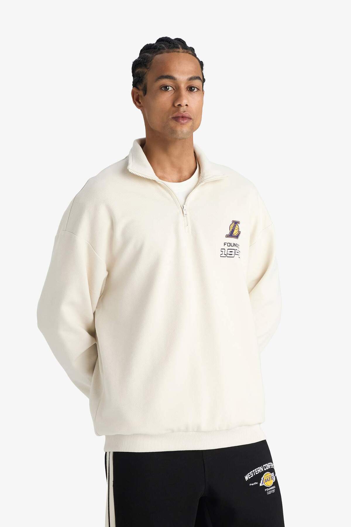 Defacto  NBA Los Angeles Lakers Oversize Geniş Kalıp Dik Yaka Yarım Fermuarlı Jakarlı Sweatshirt E9637AX25AU - Görsel 3