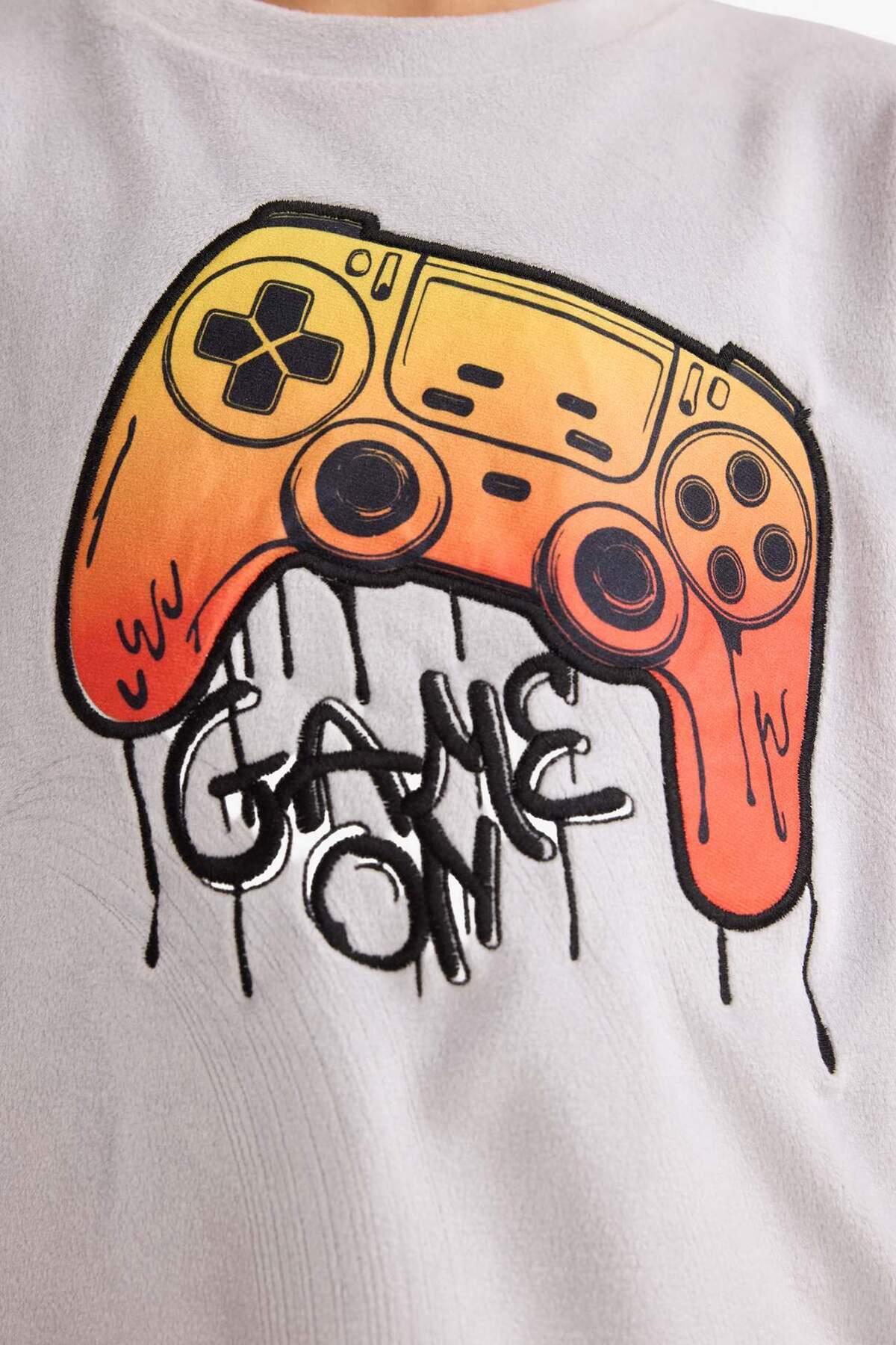 Defacto Pijama Takımı Kadife Baskılı Uzun Kollu Üst Uzun Alt Erkek Çocuk F0878A825WN fotoğrafı 4 (önizleme)