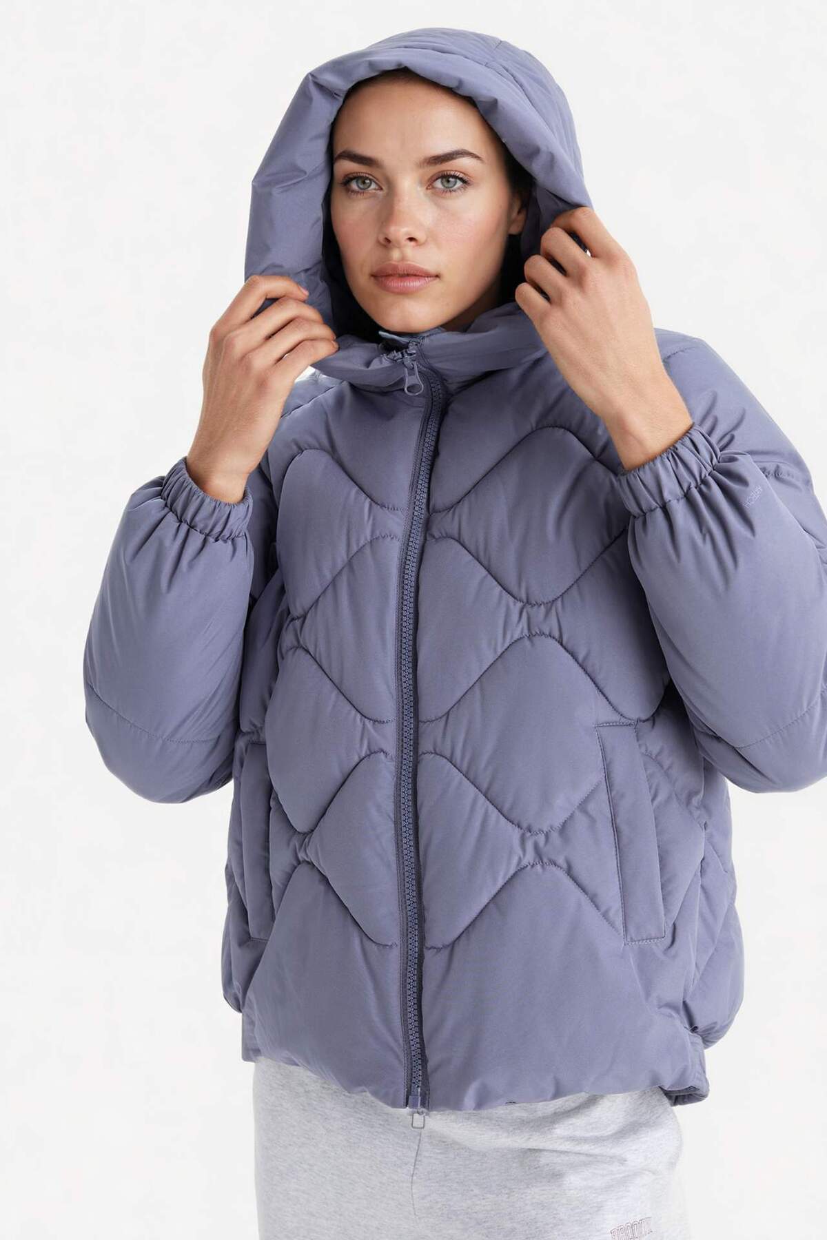 Defacto  Su İtici Oversize Fit Geniş Kalıp Kapüşonlu Fermuarlı Cepli Şişme Mont E9260AX25AU - Görsel 3