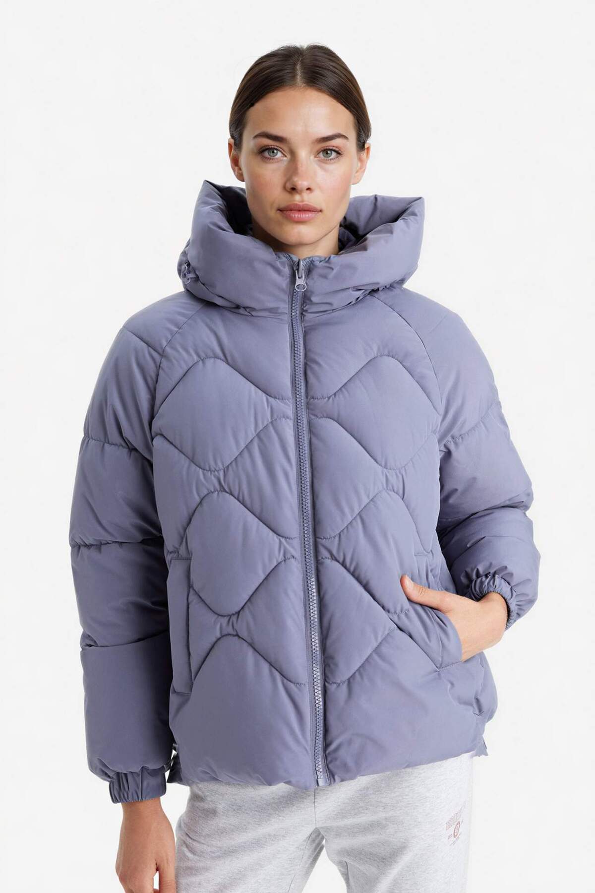 Defacto  Su İtici Oversize Fit Geniş Kalıp Kapüşonlu Fermuarlı Cepli Şişme Mont E9260AX25AU - Görsel 2
