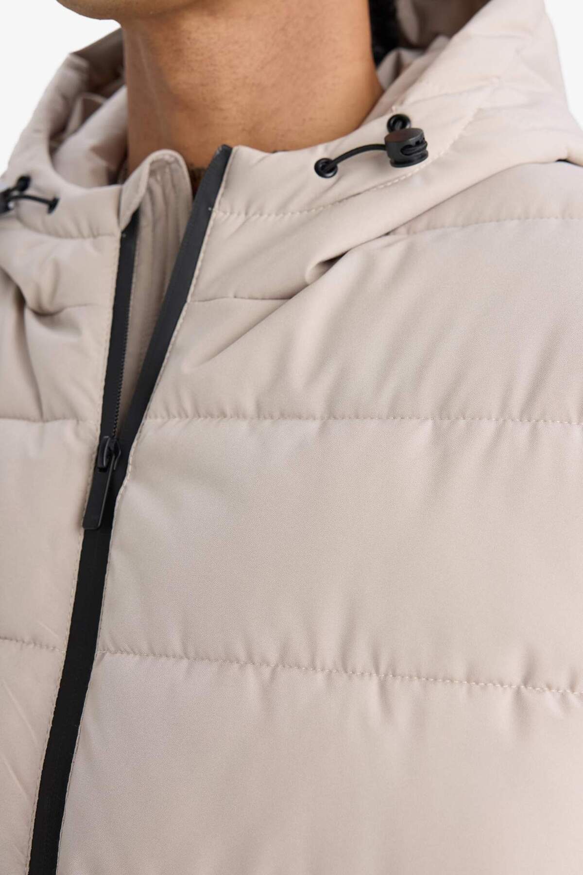 Defacto  Su İtici Slim Fit Dar Kesim Astarlı Kapüşonlu Fermuarlı Cepli Dolgulu Mont R0216AZ25AU - Görsel 5