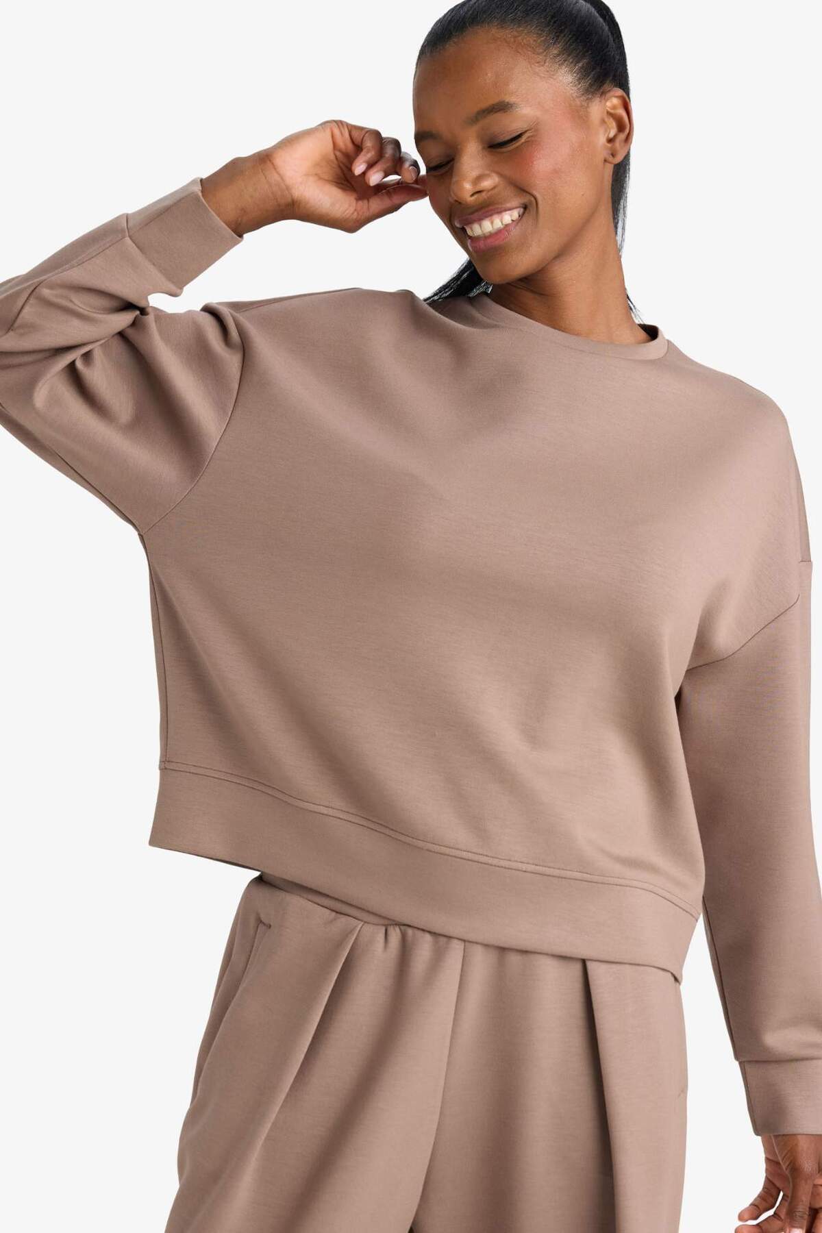 DeFacto Ultra Yumuşak Oversize Geniş Kalıp Bisiklet Yaka Modal Sporcu Sweatshirt E8954AX25AU