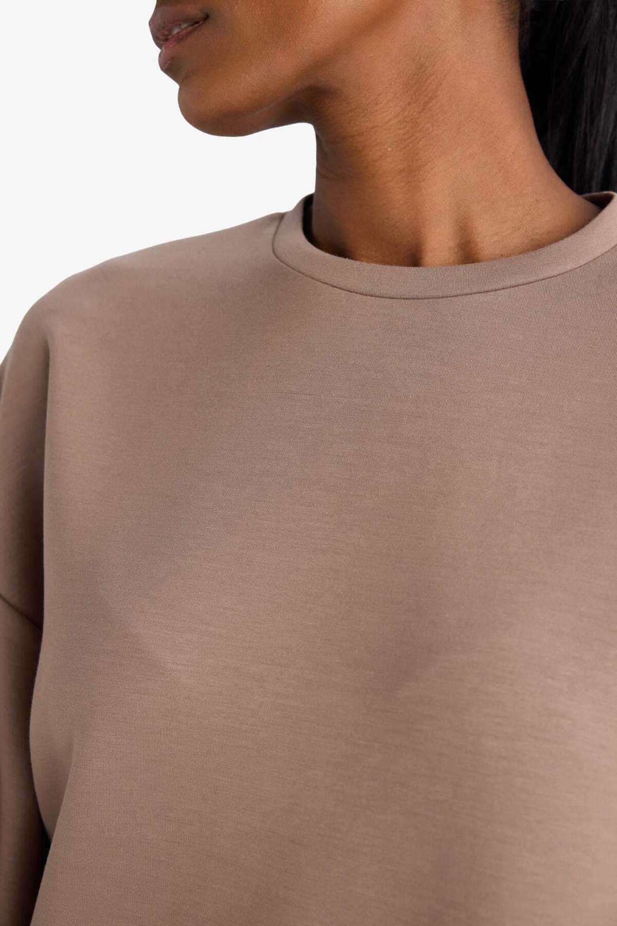 DeFacto Ultra Yumuşak Oversize Geniş Kalıp Bisiklet Yaka Modal Sporcu Sweatshirt E8954AX25AU görsel 6