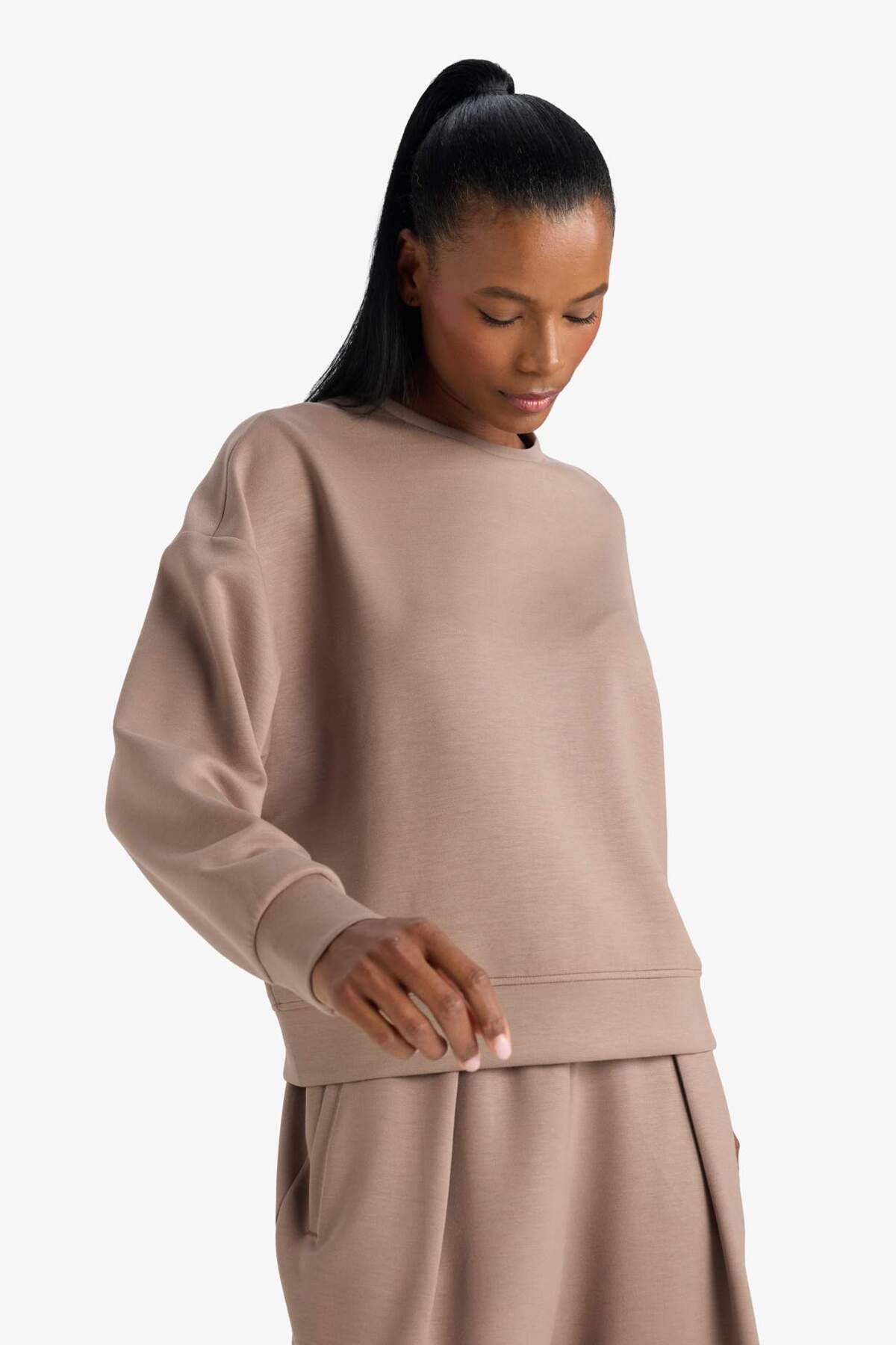 DeFacto Ultra Yumuşak Oversize Geniş Kalıp Bisiklet Yaka Modal Sporcu Sweatshirt E8954AX25AU görsel 5