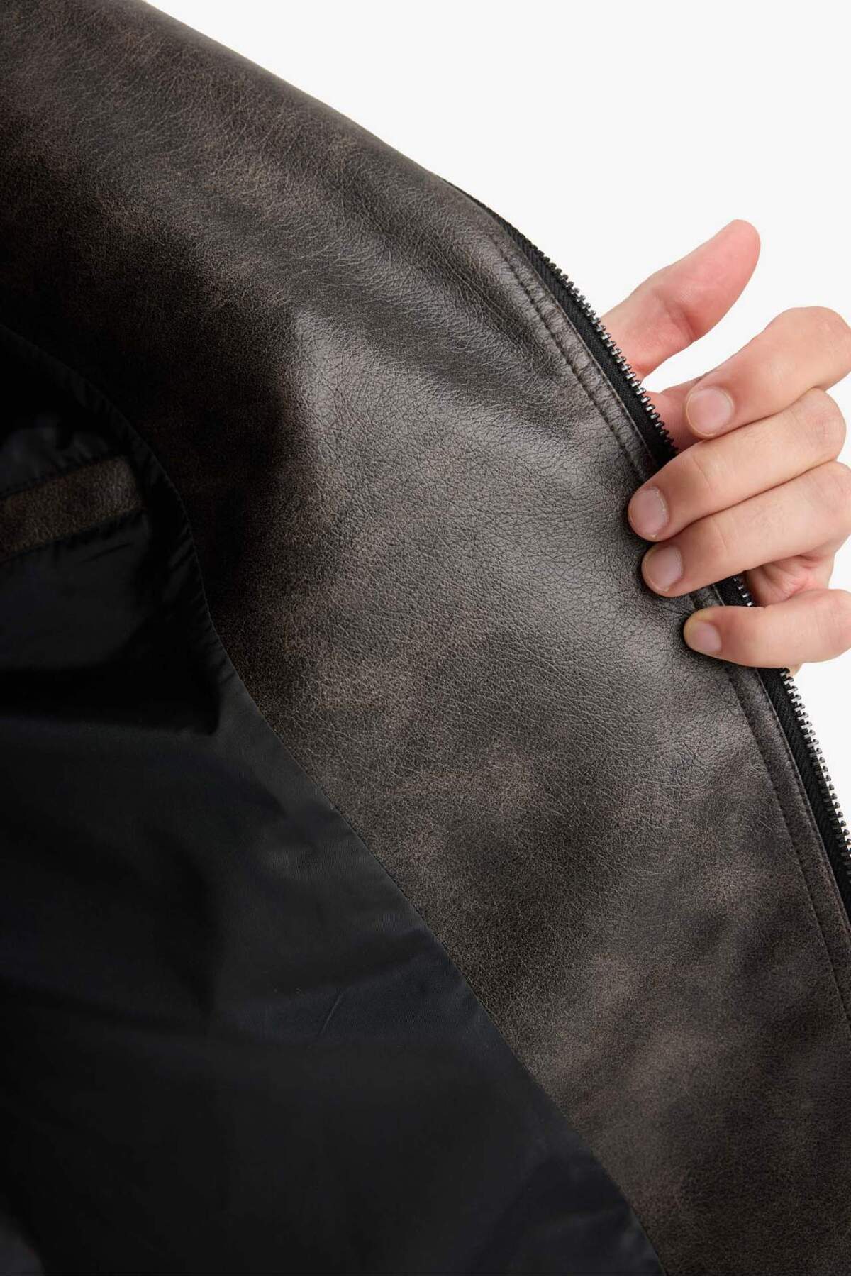 Defacto  Su İtici Slim Fit Dar Kesim Polo Yaka Astarlı Fermuarlı Suni Deri Rüzgar Geçirmez Mevsimlik Mont F01 - Görsel 8