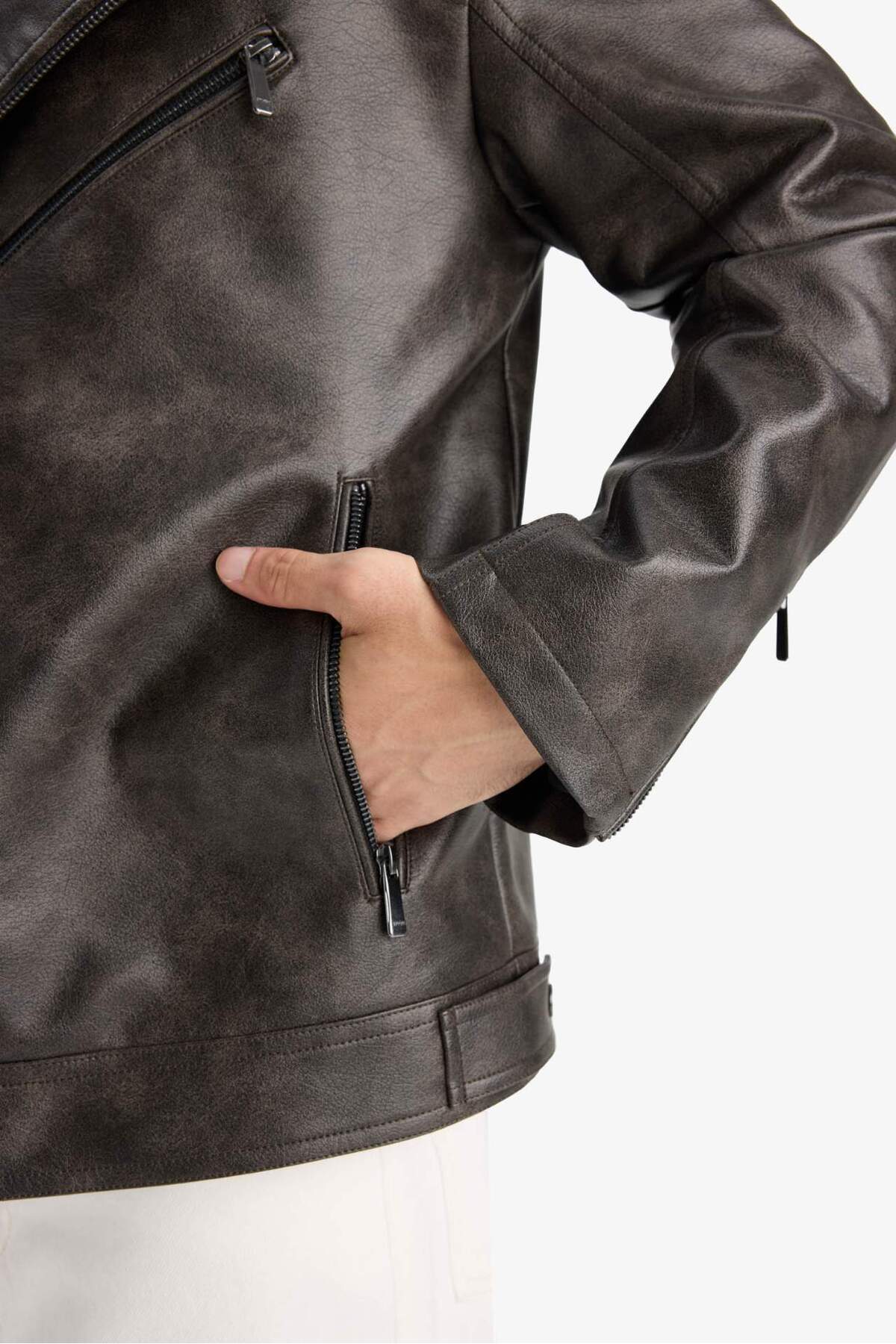 Defacto  Su İtici Slim Fit Dar Kesim Polo Yaka Astarlı Fermuarlı Suni Deri Rüzgar Geçirmez Mevsimlik Mont F01 - Görsel 6