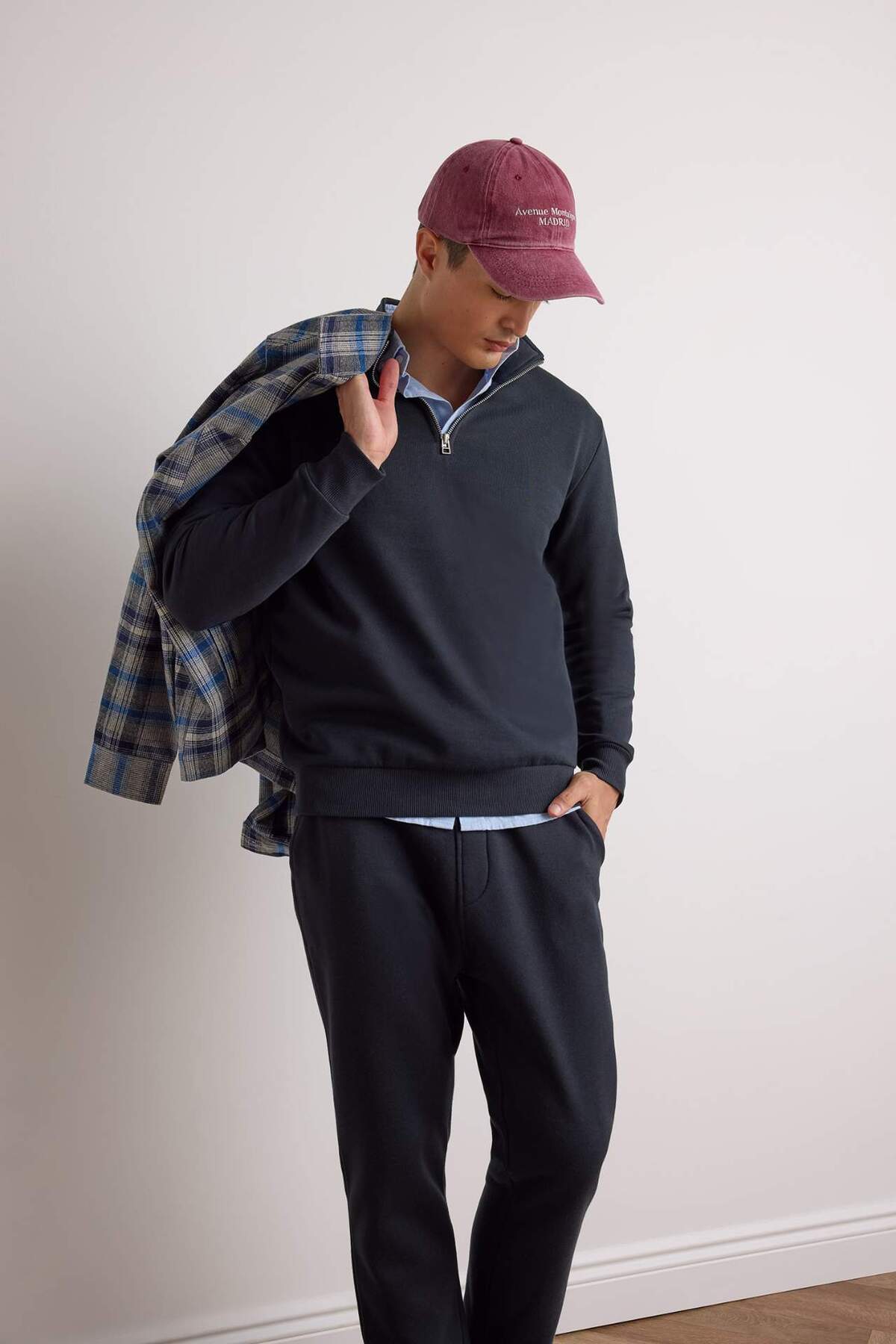 Defacto  Regular Fit Dik Yaka Yarım Fermuarlı İçi Yumuşak Tüylü Basic Düz Sweatshirt X7405AZ25AU