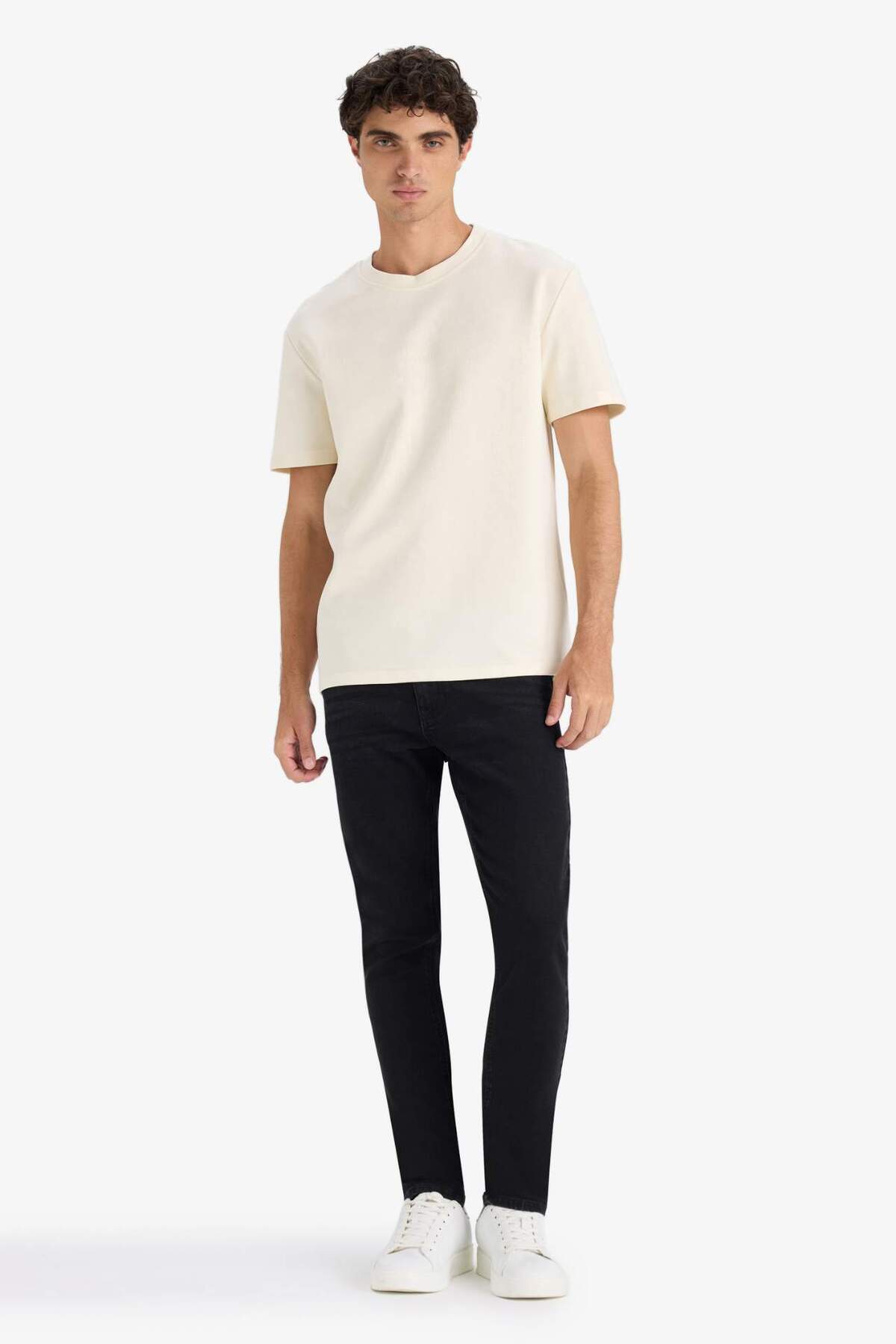 Kurzarm-T-Shirt mit normaler Passform und Rundhalsausschnitt F8589AX25HS