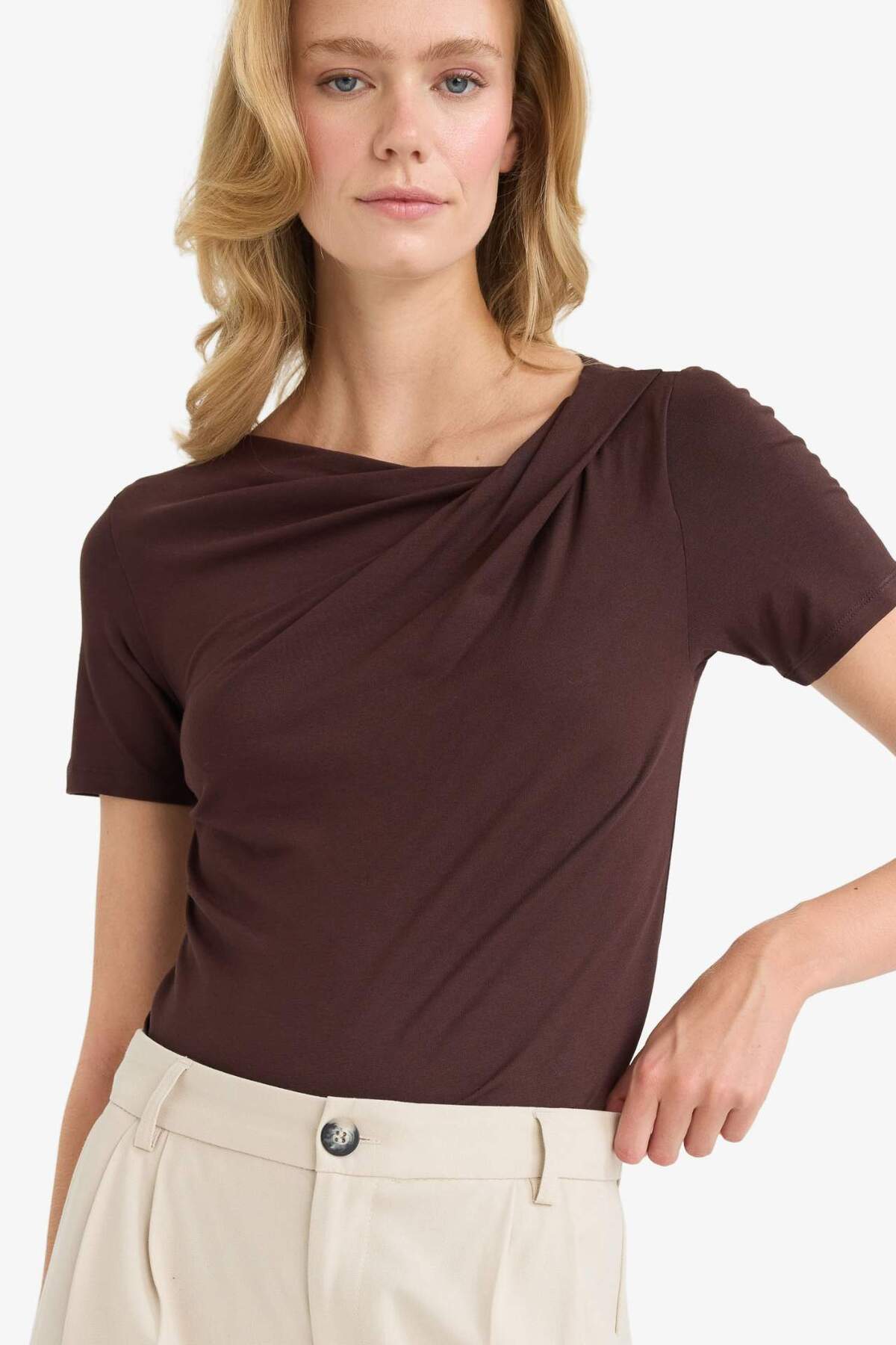 DeFacto Slim-Fit-Kurzarmbluse mit schmaler Passform und U-Boot-Ausschnitt F80...