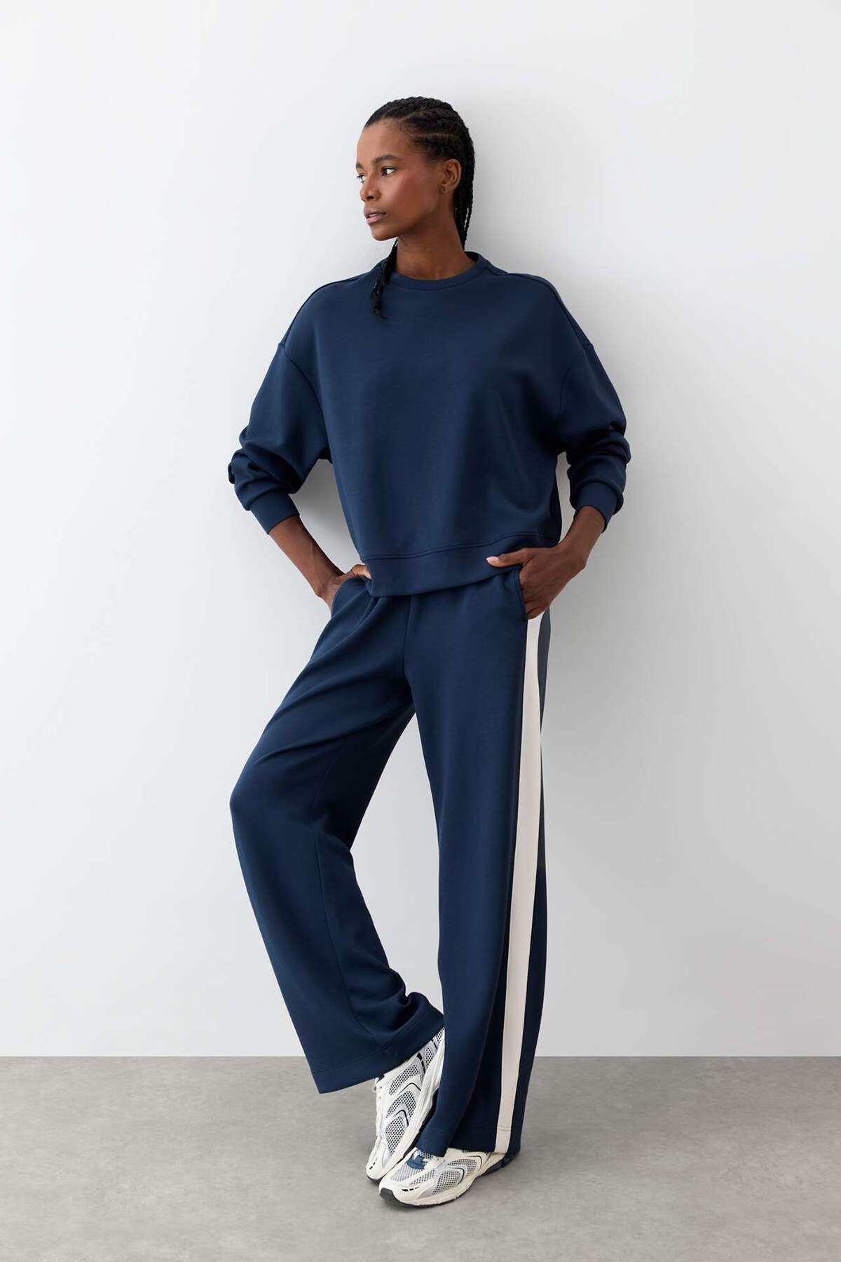 DeFacto Ultra Yumuşak Oversize Geniş Kalıp Bisiklet Yaka Modal Sweatshirt E8954AX25AU görsel 2
