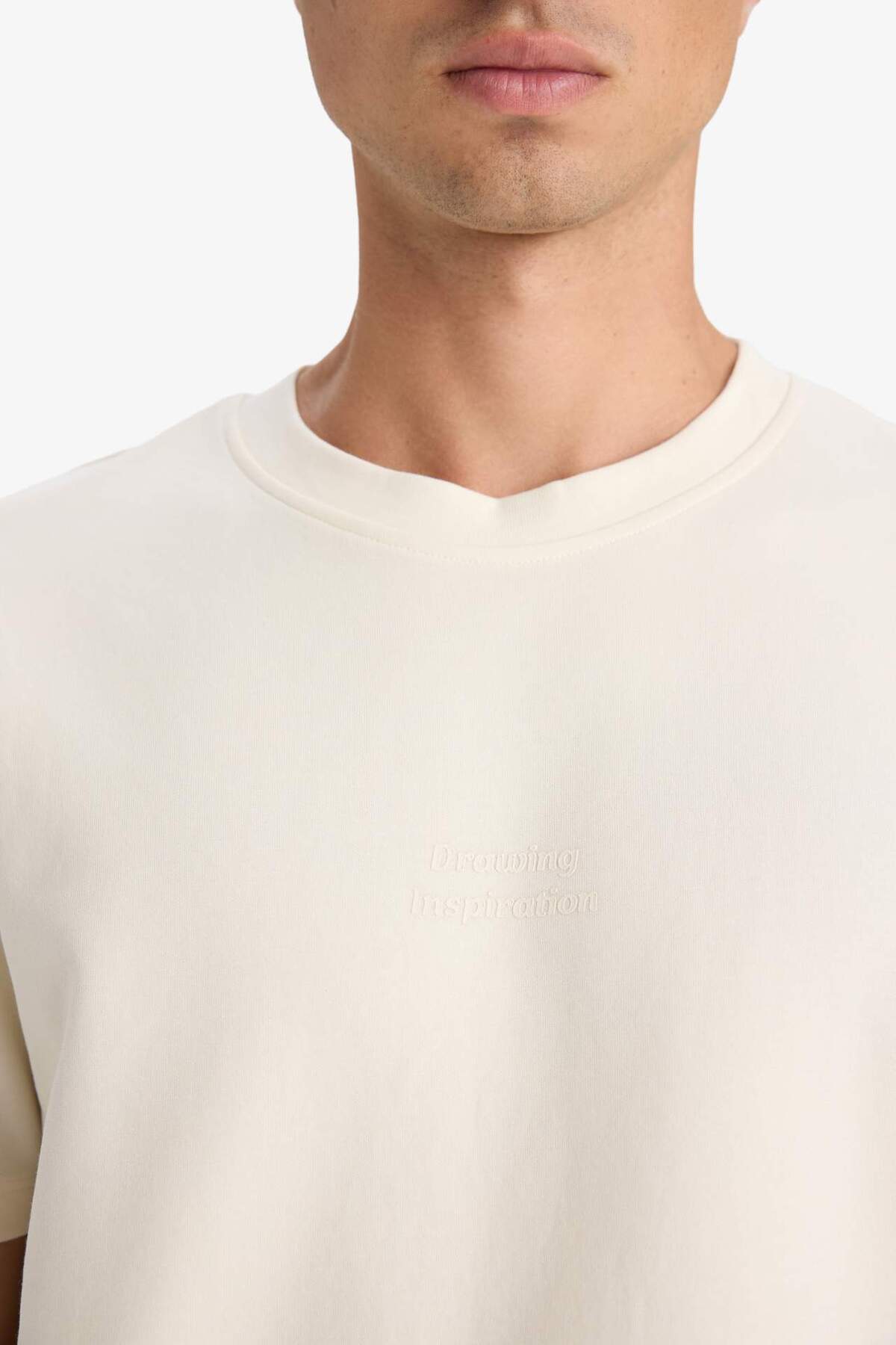 Kurzarm-T-Shirt mit normaler Passform und Rundhalsausschnitt F8589AX25HS