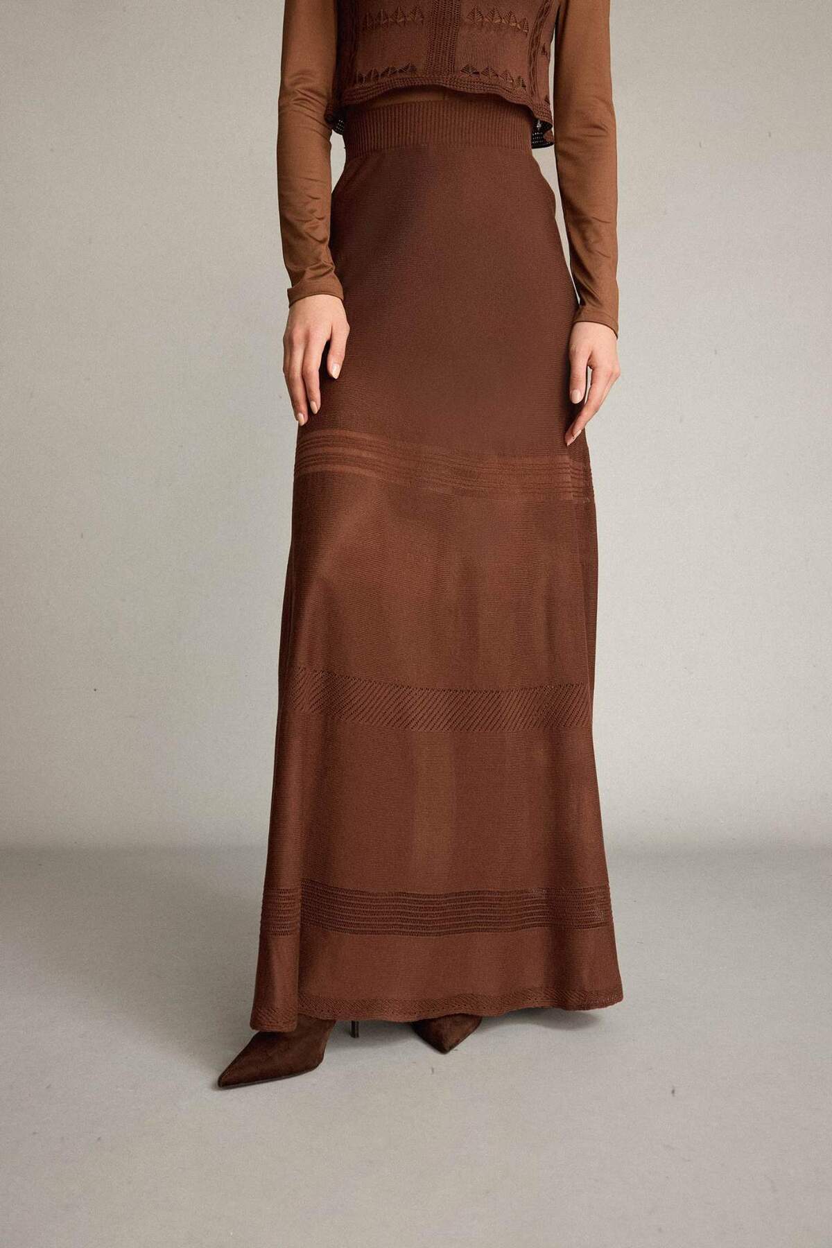 DeFacto 2'li Kroşe Triko Takım Bisiklet Yaka Kolsuz Bluz Beli Lastikli Maxi Etek F7466AX25HS görsel 4