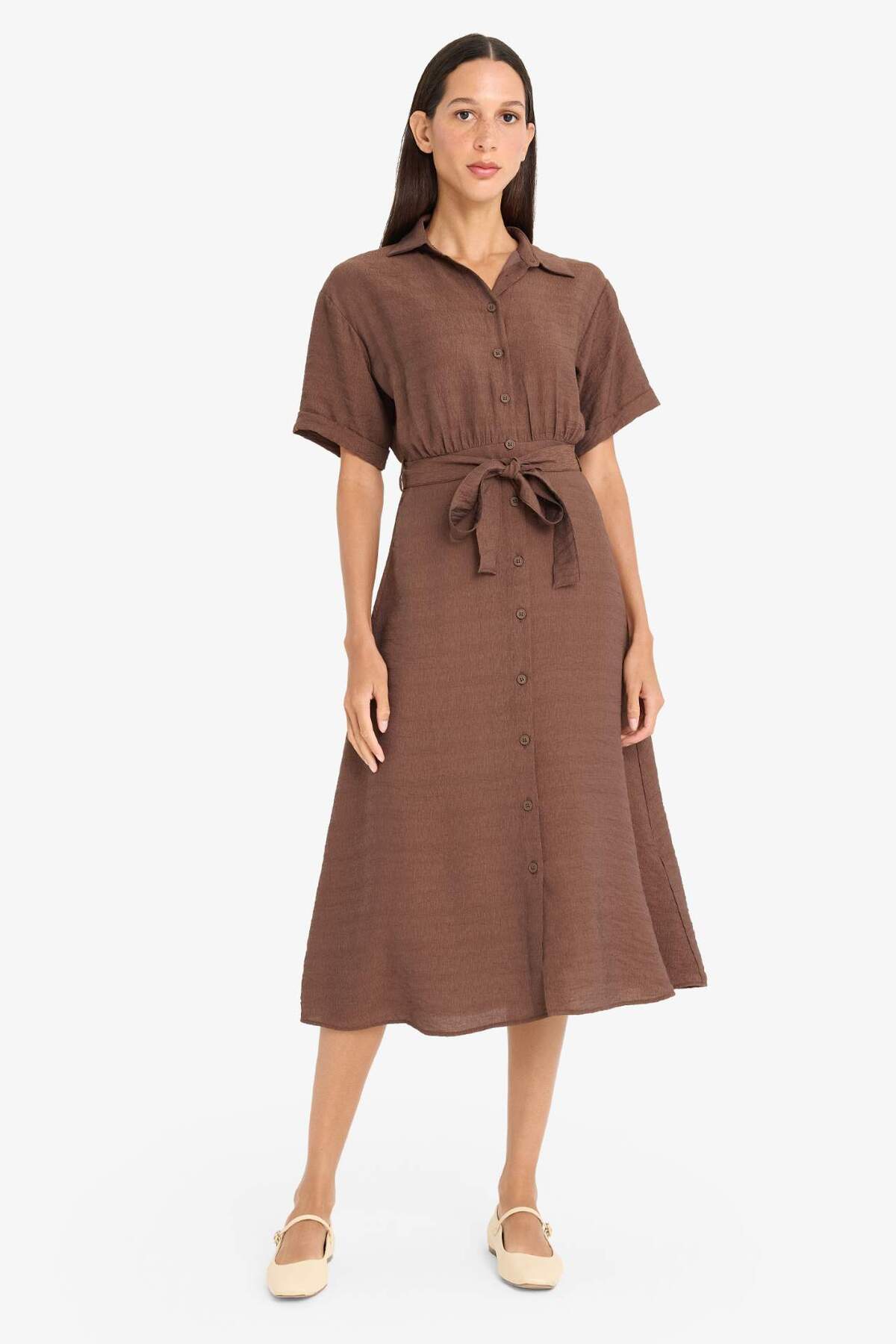 DeFacto Kurzärmliges Midi-Sommerkleid mit Hemdkragen und Gürtel F2113AX25SM