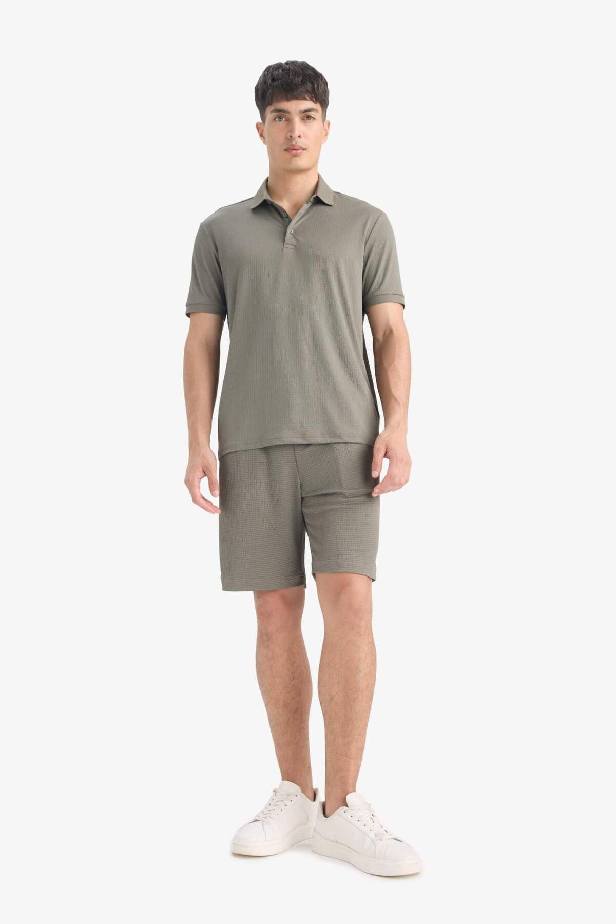 DeFacto Regular Fit Her Yöne Esneyen Krinkıl Bermuda Şort E0980AX25SM görsel 2