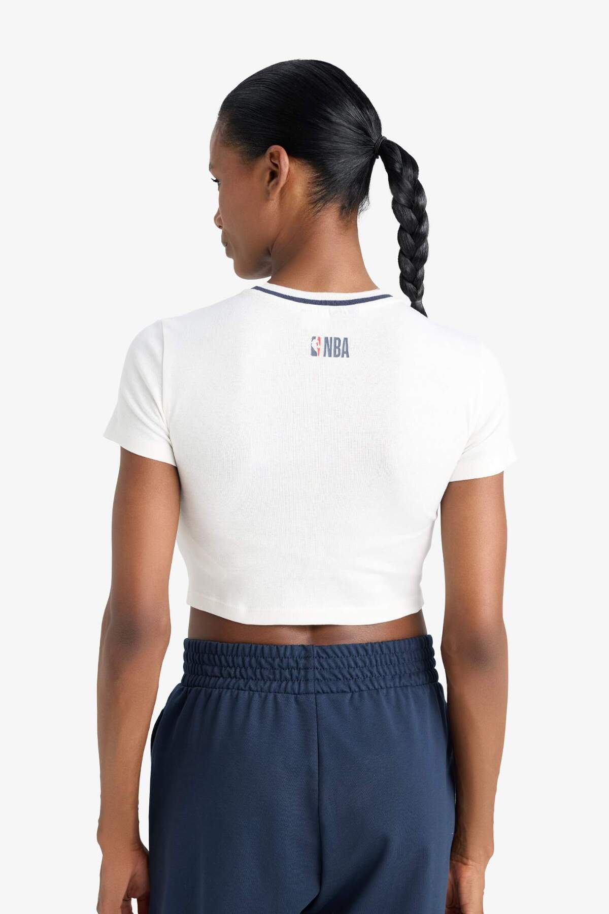 DeFacto NBA New York Knicks Slim Fit Dar Kesim Crop Bisiklet Yaka Ribana Kısa Kollu Tişört E3612AX25SM görsel 5
