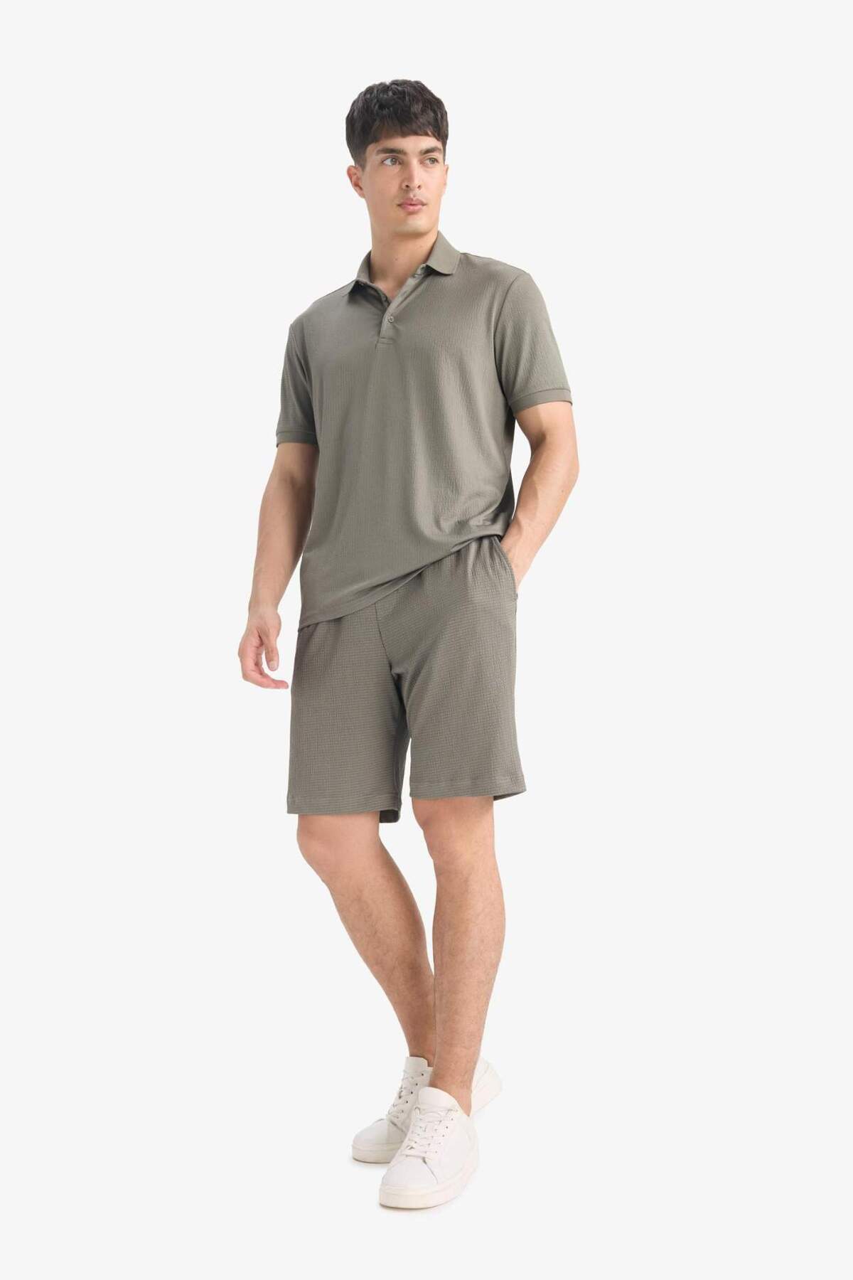 DeFacto Regular Fit Her Yöne Esneyen Krinkıl Bermuda Şort E0980AX25SM görsel 4