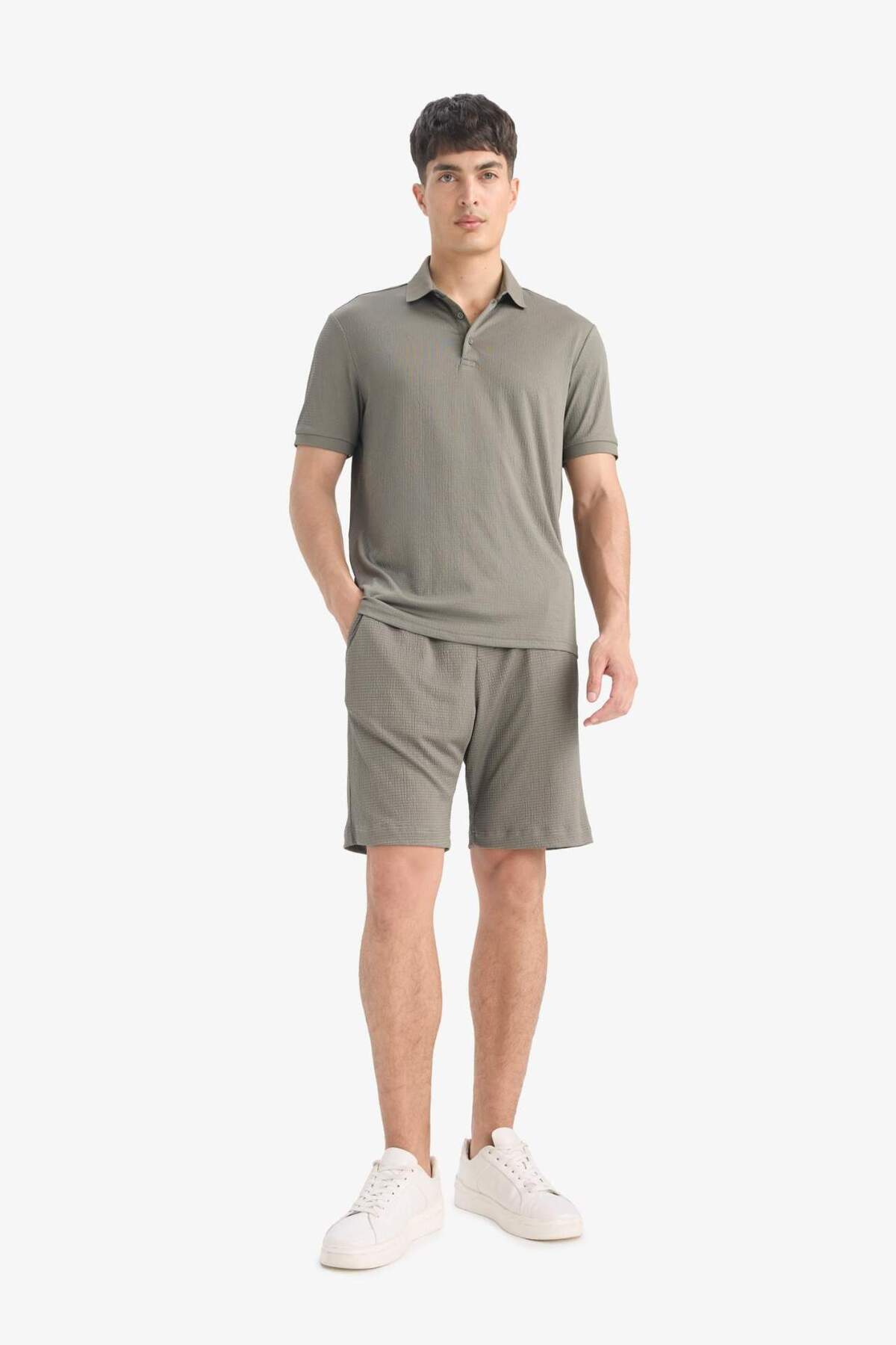 DeFacto Regular Fit Her Yöne Esneyen Krinkıl Bermuda Şort E0980AX25SM görsel 3