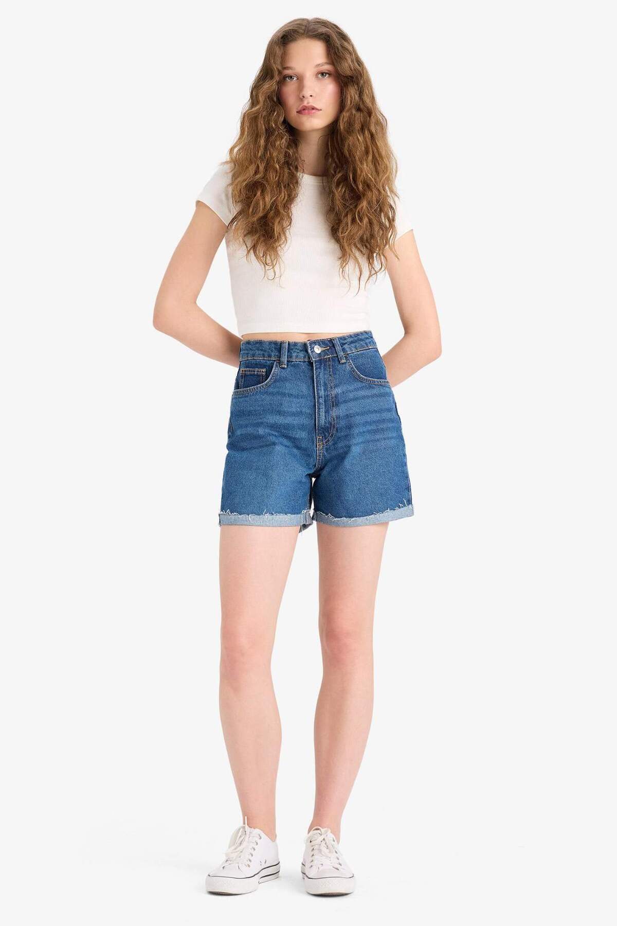DeFacto Mom Fit hohe Taille Jeans-Shorts mit Falten E0924AX25SM