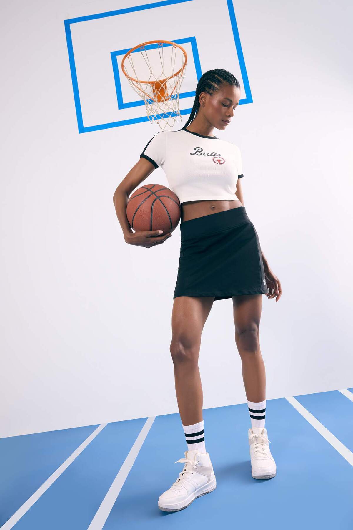 DeFacto NBA Chicago Bulls Slim Fit Dar Kesim Bisiklet Yaka Sporcu Fitilli Kaşkorse Kısa Kollu Tişört E2362AX görsel 2