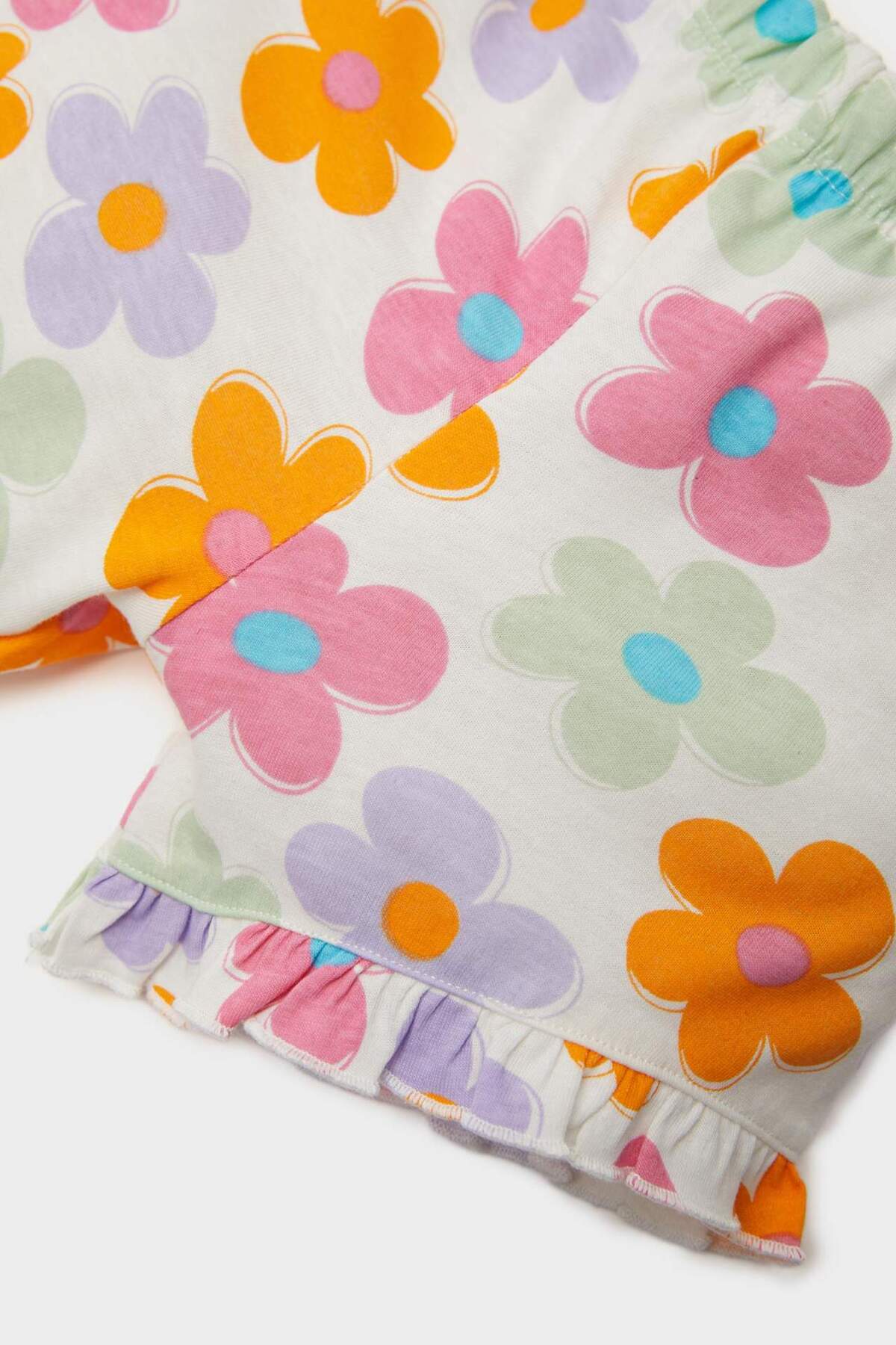 Defacto 2li Takım Baskılı Kısa Kollu Tişört Çiçekli Şort Kız Bebek E0684A525SM fotoğrafı 4 (önizleme)
