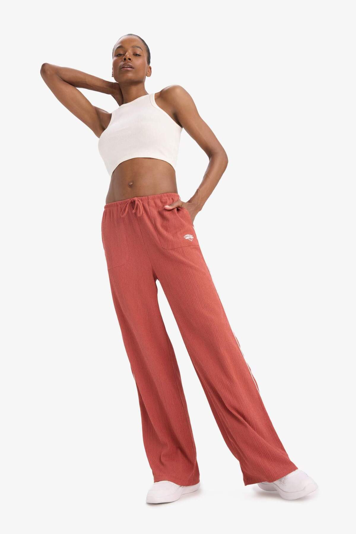 Defacto  NBA New York Knicks Wide Leg Geniş Paça Çift Cepli Geniş Paça Standart Boy Krinkıl İnce Pantolon D88 - Görsel 3