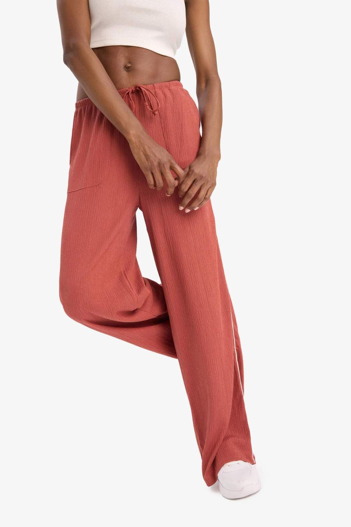 Defacto  NBA New York Knicks Wide Leg Geniş Paça Çift Cepli Geniş Paça Standart Boy Krinkıl İnce Pantolon D88 - Görsel 5