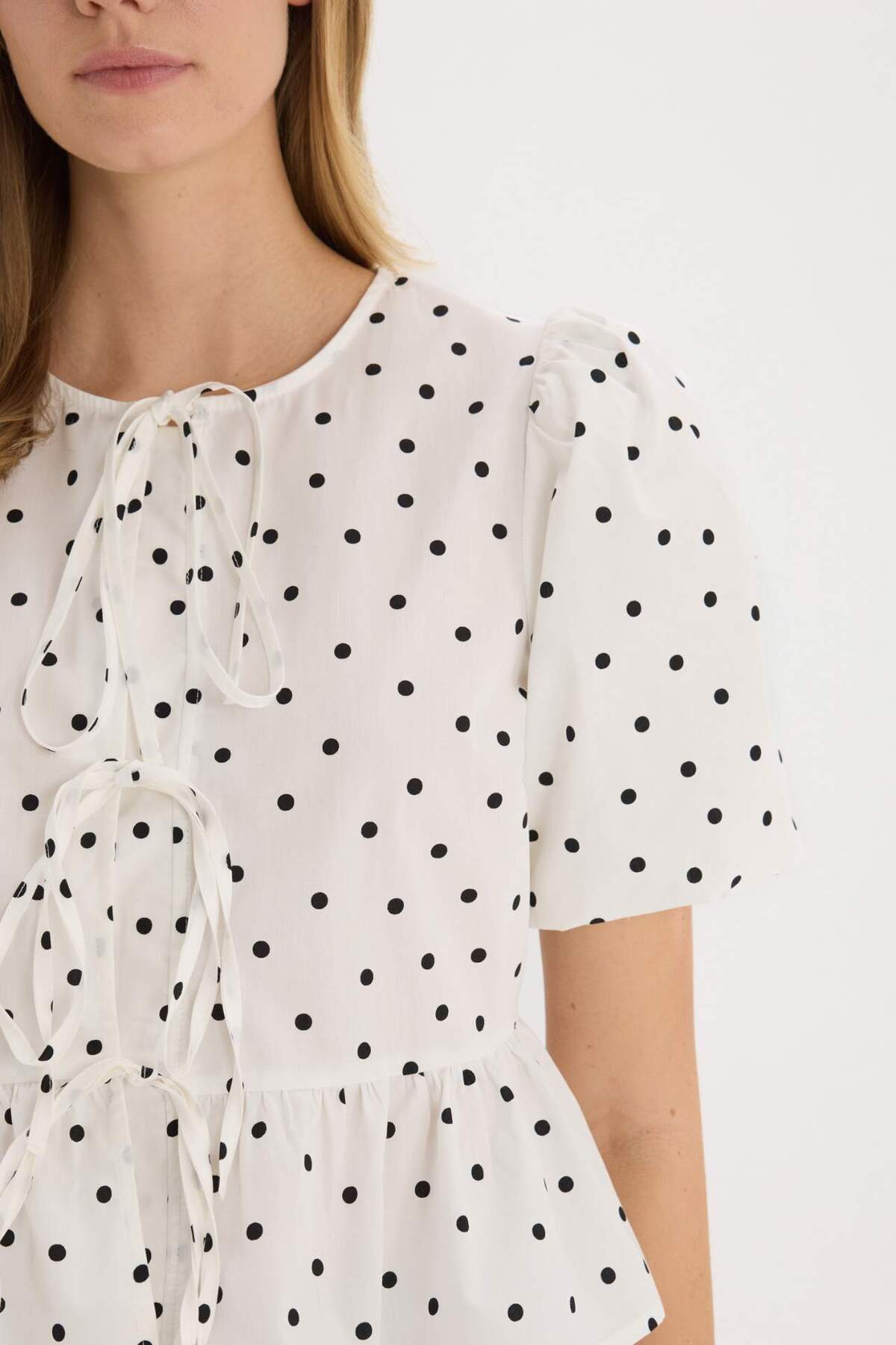 Defacto  Yuvarlak Yaka Puantiyeli Önden Bağlamalı Poplin Kısa Kollu Bluz E2670AX25SP - Görsel 5