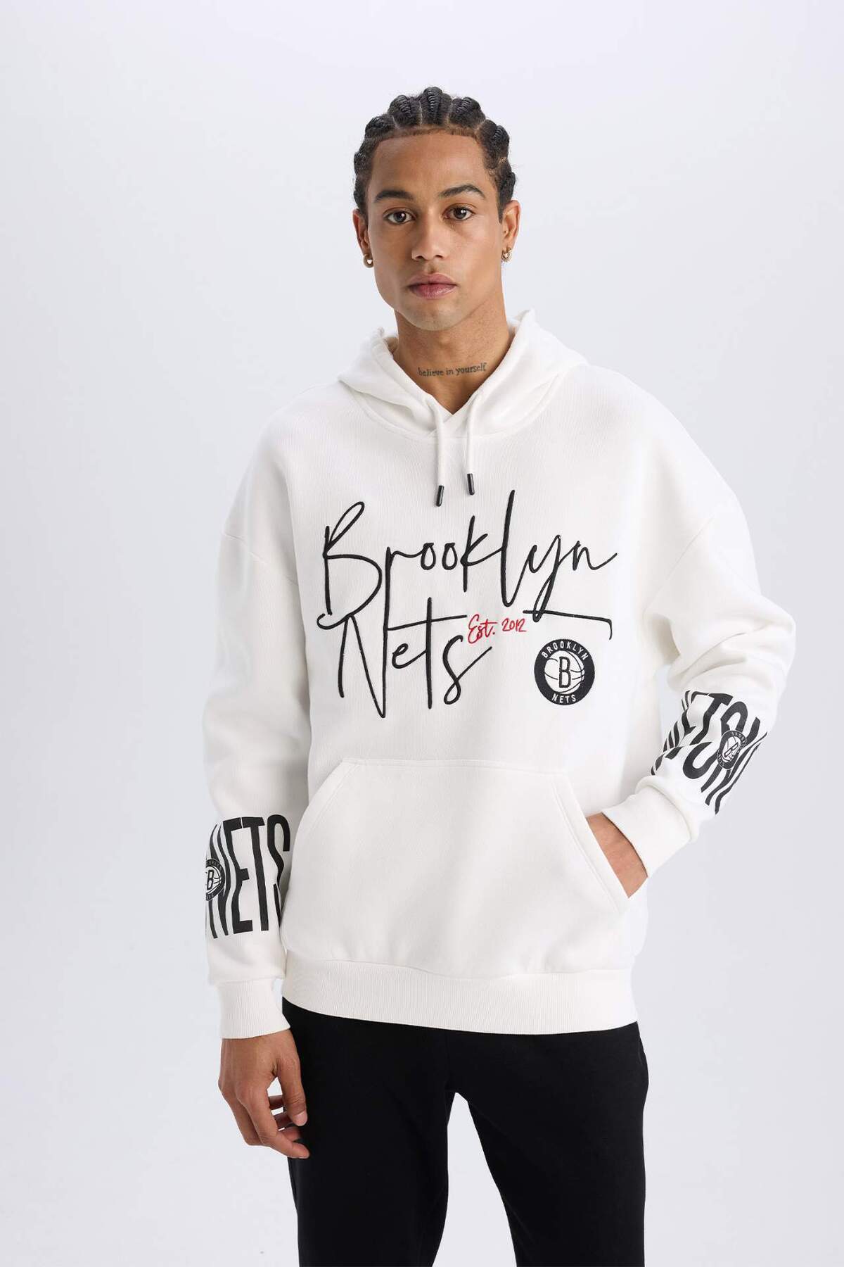 DeFacto NBA Brooklyn Nets Oversize Geniş Kalıp Kapüşonlu Kalın Sweatshirt D8513AX25SP görsel 4