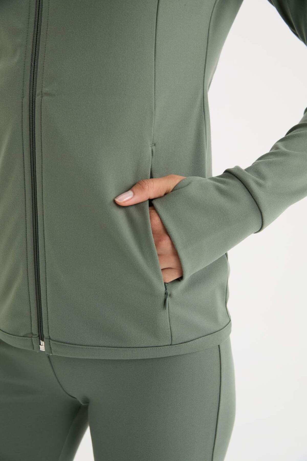DeFacto Ultra Yumuşak Fitted Vücuda Oturan Ultra Yumuşak Dik Yaka Çift Cepli Parmak Detaylı Fermuarlı Spor H görsel 5