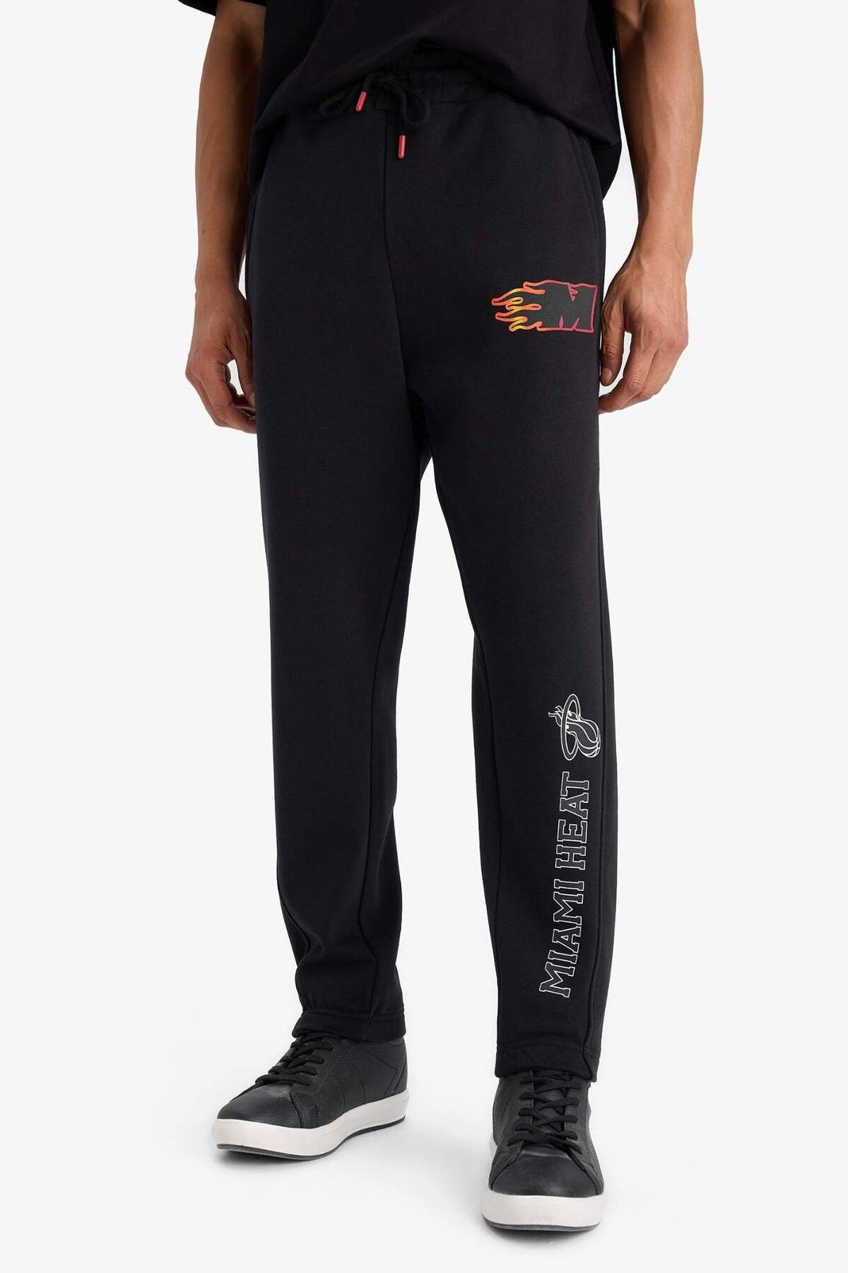 DeFacto NBA Miami Heat Kalın Jogger Eşofman Altı Standart Fit Cepli Esnek Bantlı Paça D6561AX25SP görsel 4