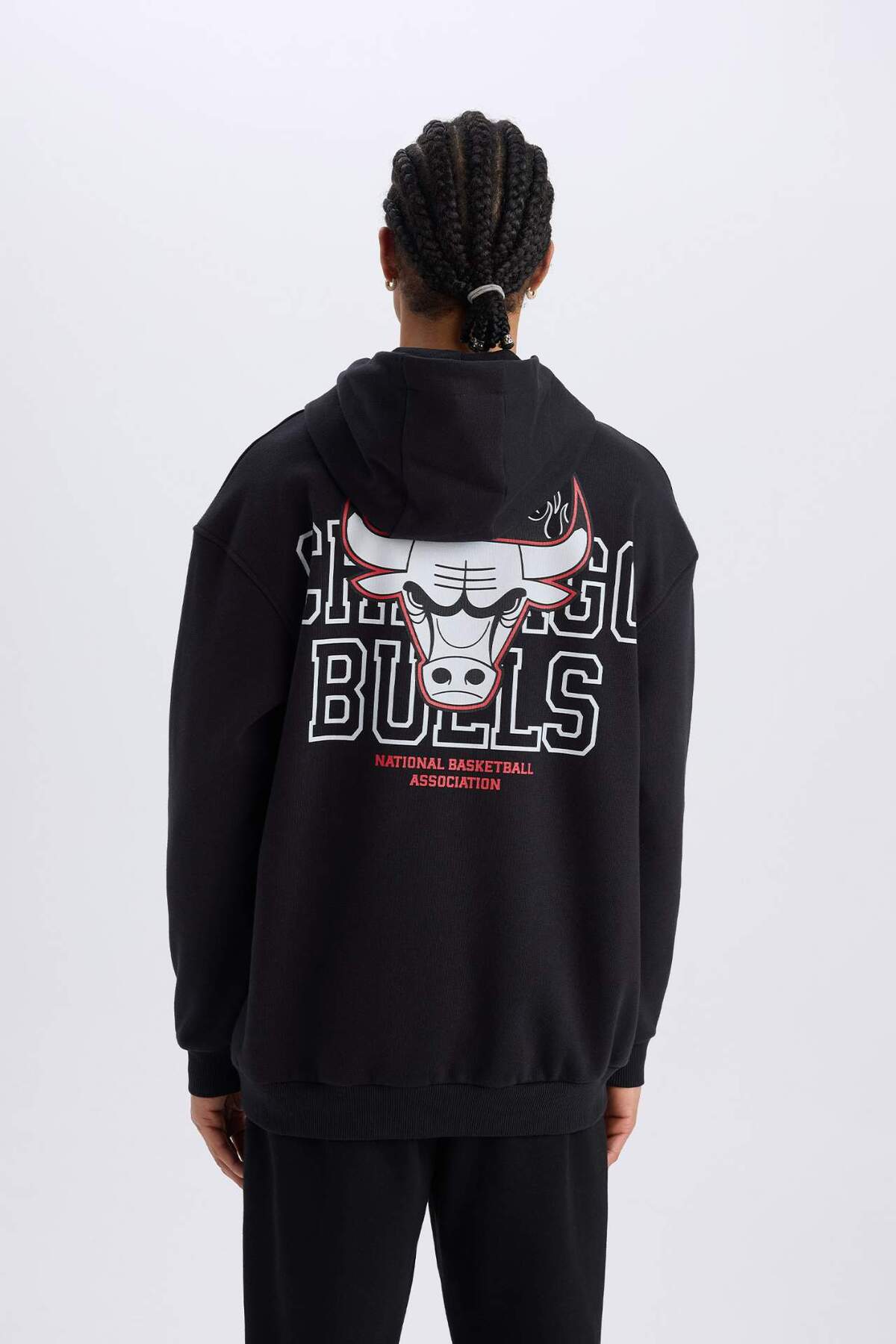 NBA Chicago Bulls Boxy Fit Kapüşonlu Sırt Baskıllı Kalın Sweatshirt D6574AX25SP — مشکی — تصویر 7 از 8