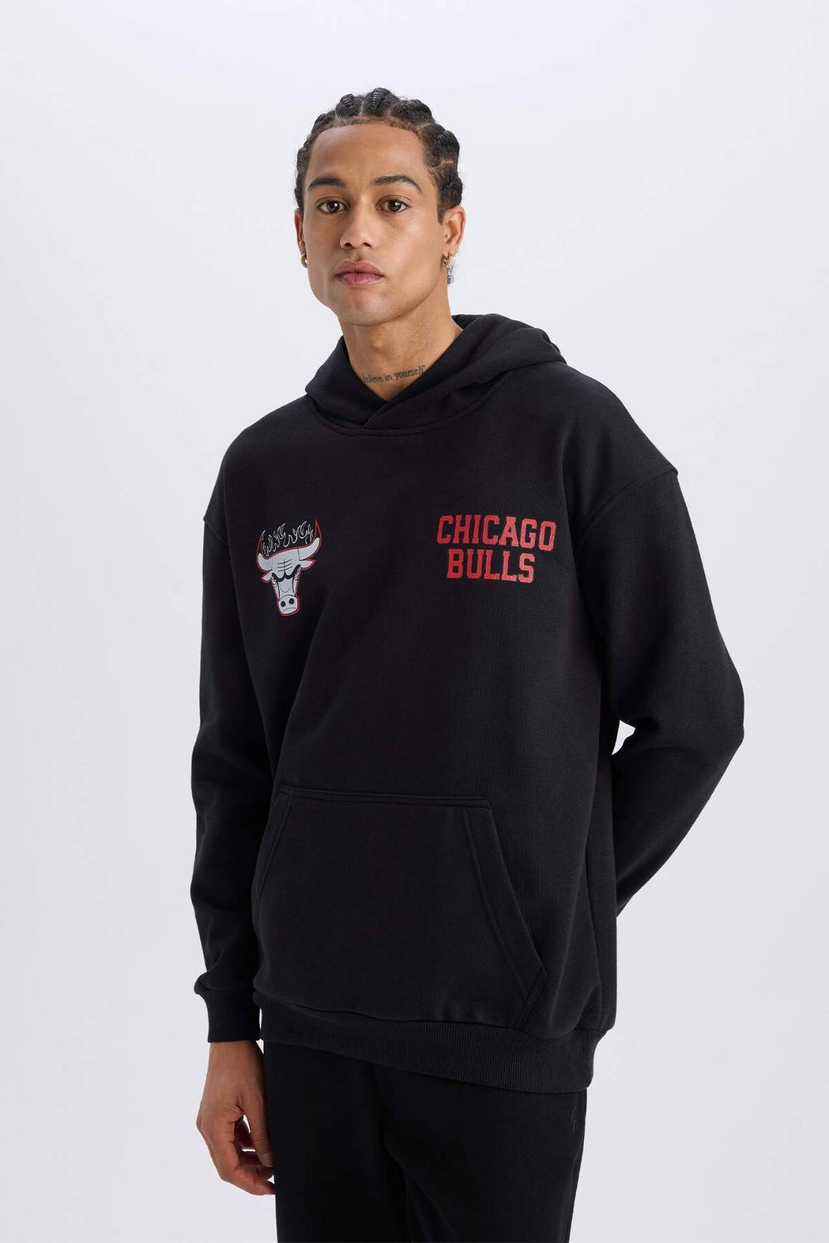 NBA Chicago Bulls Boxy Fit Kapüşonlu Sırt Baskıllı Kalın Sweatshirt D6574AX25SP — مشکی — تصویر 5 از 8