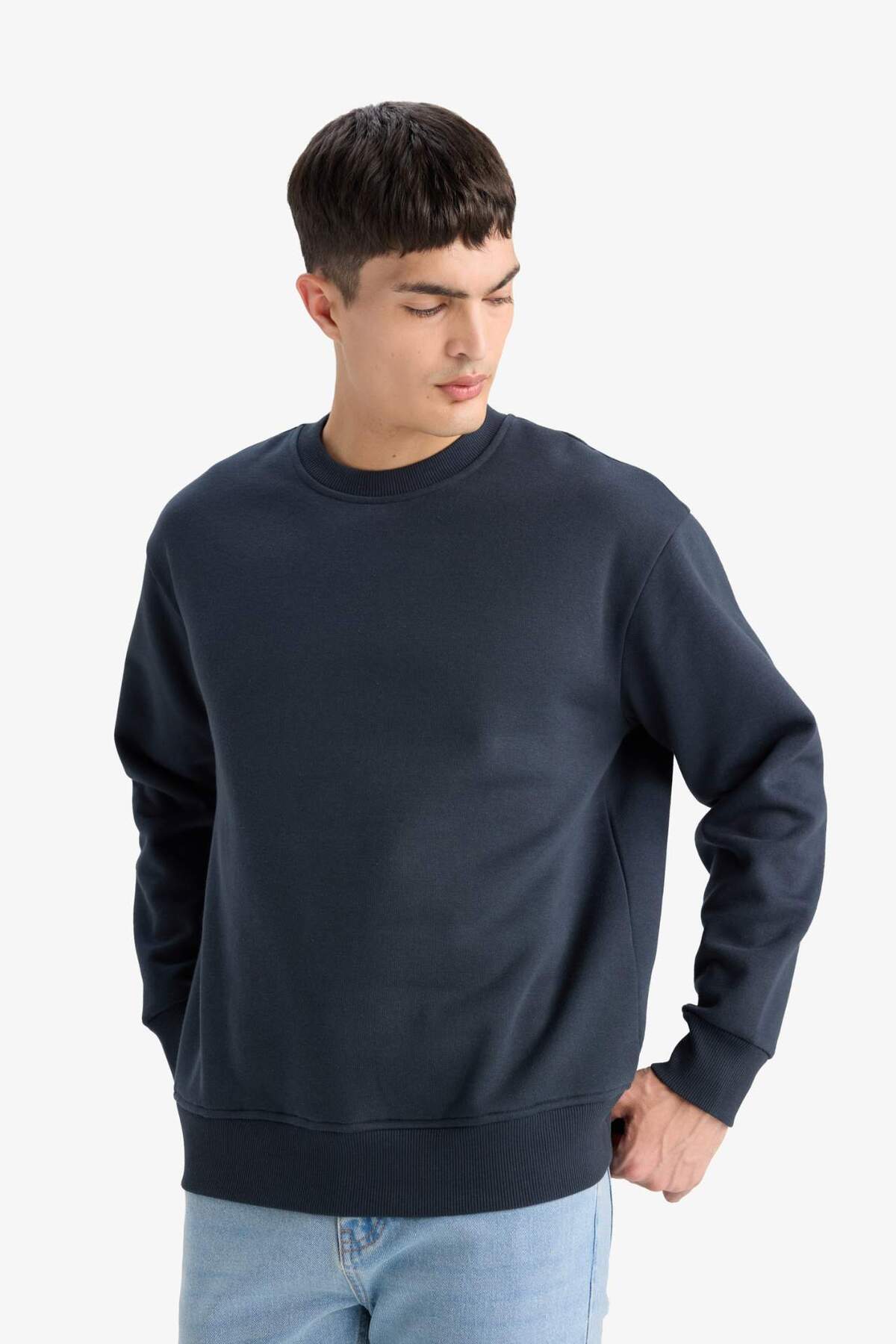 Defacto  Relax Fit Bisiklet Yaka Kalın İçi Yumuşak Tüylü Basic Düz Sweatshirt T5139AZ24AU - Görsel 4