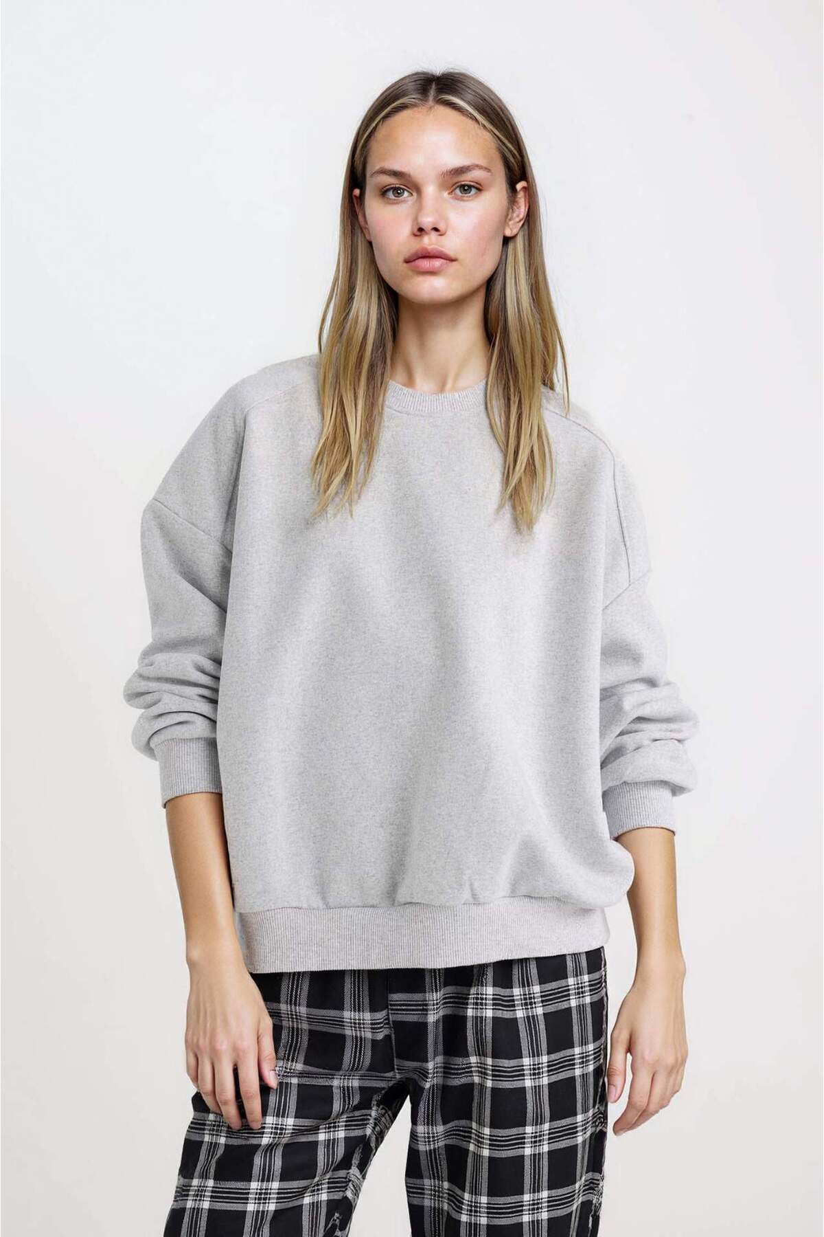 Defacto  Oversize Geniş Kalıp Bisiklet Yaka Basic Düz Kalın Gri Sweatshirt D9022AXNS - Görsel 2