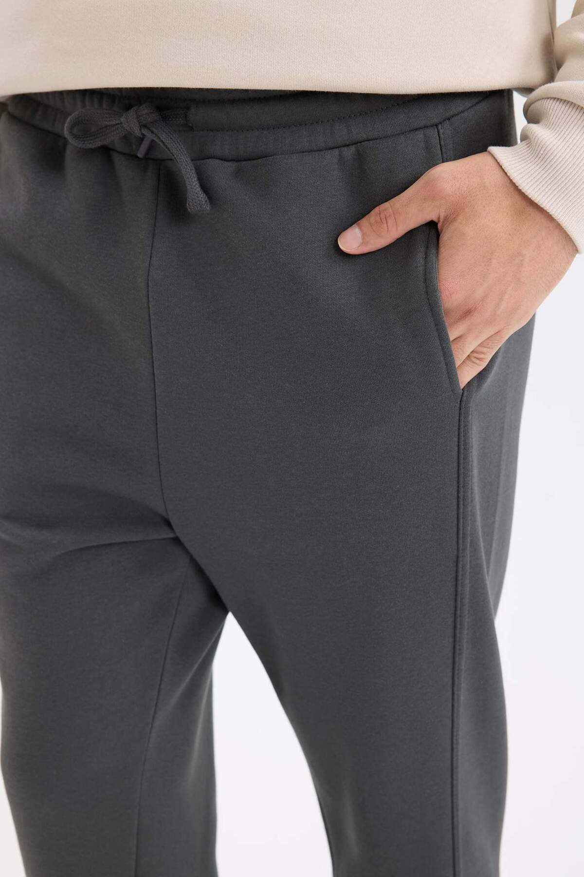 DeFacto Regular Fit Eşofman Altı Beli Lastikli Basic Düz Cepli Düz Paça D9707AX24AU görsel 5