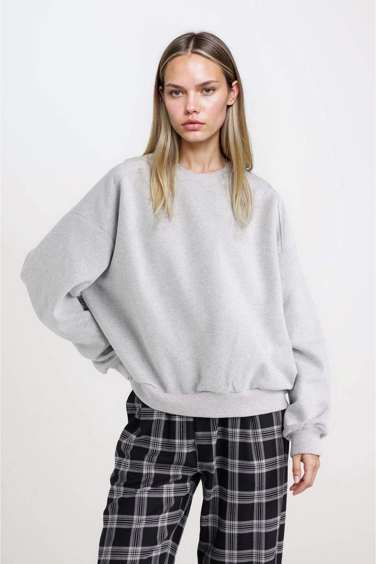 Defacto  Oversize Geniş Kalıp Bisiklet Yaka Basic Düz Kalın Gri Sweatshirt D9022AXNS - Görsel 4