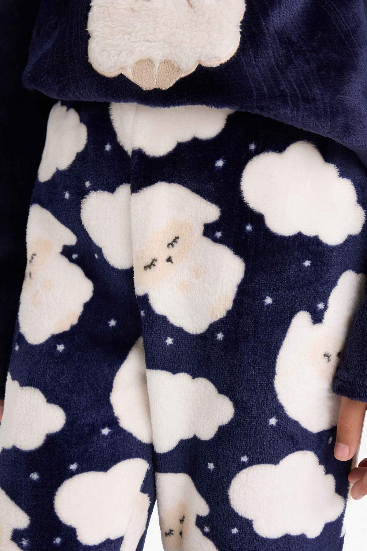 Defacto Pijama Takımı Pelüş Baskılı Uzun Kollu Üst Desenli Uzun Alt Kız Çocuk D1083A824WN fotoğrafı 5 (önizleme)