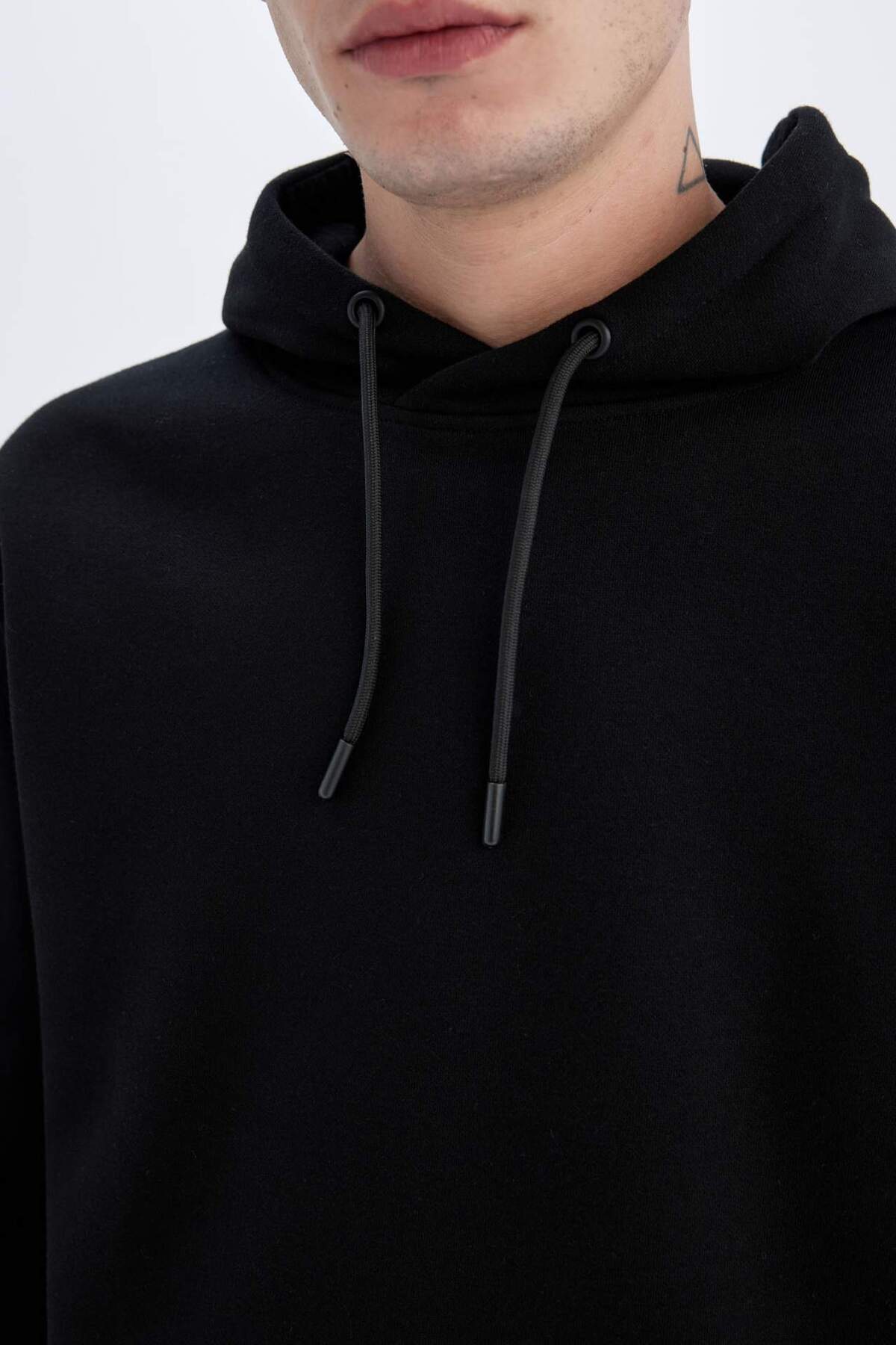 سویشرت کلاه‌دار معمولی سایز بزرگ با آستر پشمی نرم و جیب کانگورویی X8283AZ25AU — مشکی X8283AZ24AU — تصویر 6 از 8