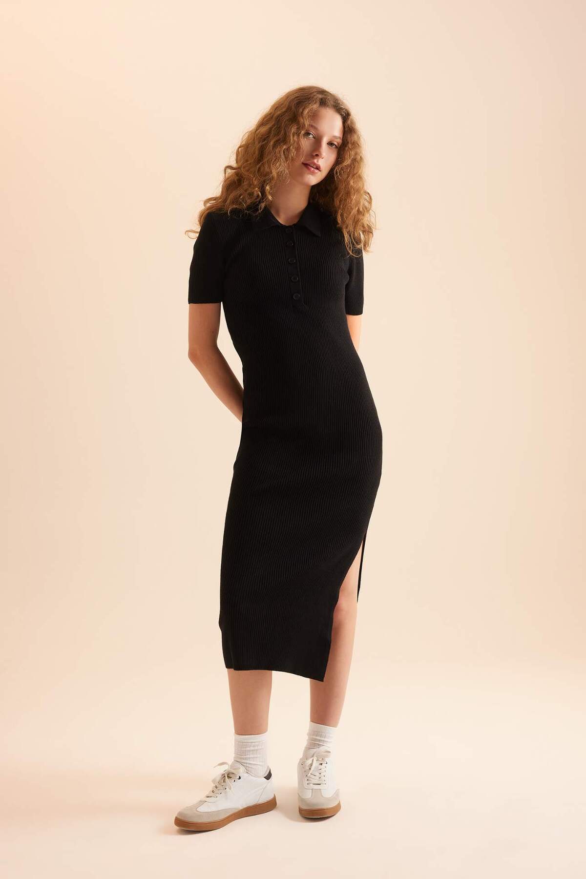 Defacto  Fitted Polo Yaka Kısa Kollu Yırtmaçlı Midi Triko Elbise D4914AXNS